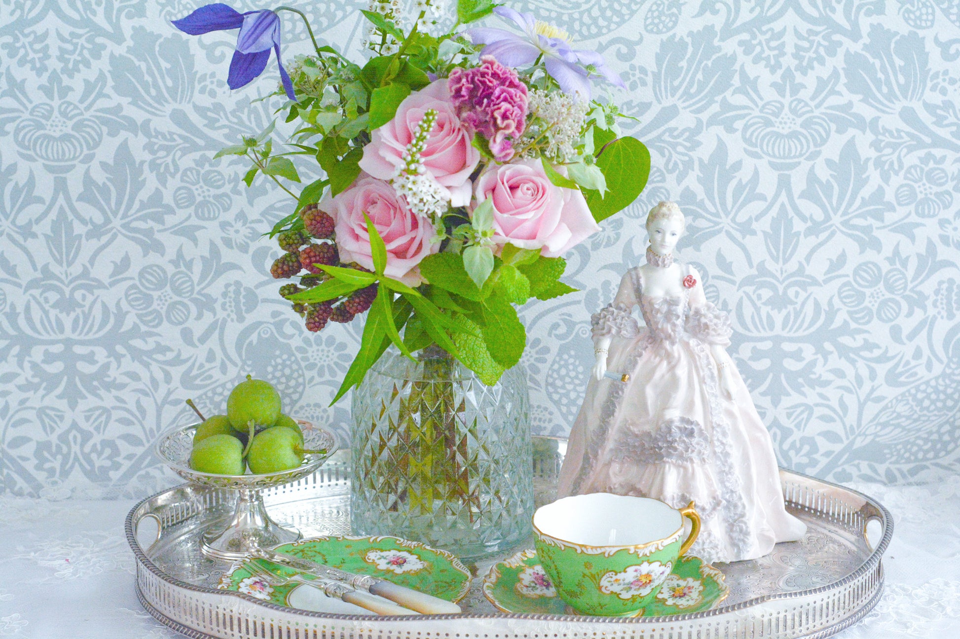 コールポートのポンパドール夫人の美しいフィギュリン。コールポートの中でも一番貴重で人気のフィギュリンではないでしょうか。美しいお顔にグレーとピンクの華やかなドレス。人気があるのも分かります。ポンパドール夫人はその美顔からフランスルイ15世の公式の愛妾となったのは有名な話。美顔だけでなく、頭もとてもよく政治にも積極的に関与しています。色々な側面を持ち合わせますが、芸術を愛し、その発展に大きな影響を与えました。ポンパドール夫人の時代はフランスを中心に優美なロココ様式が流行します。イギリスで1810年〜1830年代頃に流行したロココリバイバルはフランスのロココ様式の影響を受けてイギリスでロココ様式が再流行したものです。そんなポンパドール夫人のフィギュリンは、キャビネットに飾ってもティータイムにテーブルに置いてもどんなシーンでも、パッとスポットライトが当たったかのような存在感です。