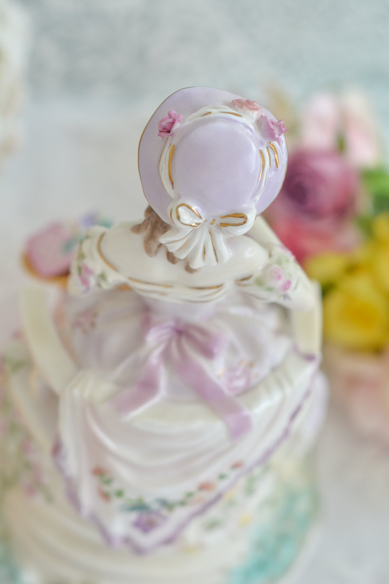 ロイヤルウースターの「THE GRACEFUL ARTS」シリーズの「EMBROIDERY」というフィギュリン。名前の通り、刺繍をしている貴婦人のフィギュリンで2500体しか製造されていない貴重なフィギュリンです。とても凝った作りで、椅子に座っている刺繍をしている貴婦人のドレスはもちろん、刺繍台、椅子もとても美しい作りになっています。そして、なんと、刺繍糸まで再現されている徹底ぶり!探すのがとても困難なフィギュリンなのも納得です。可愛らしい証明書付きです。