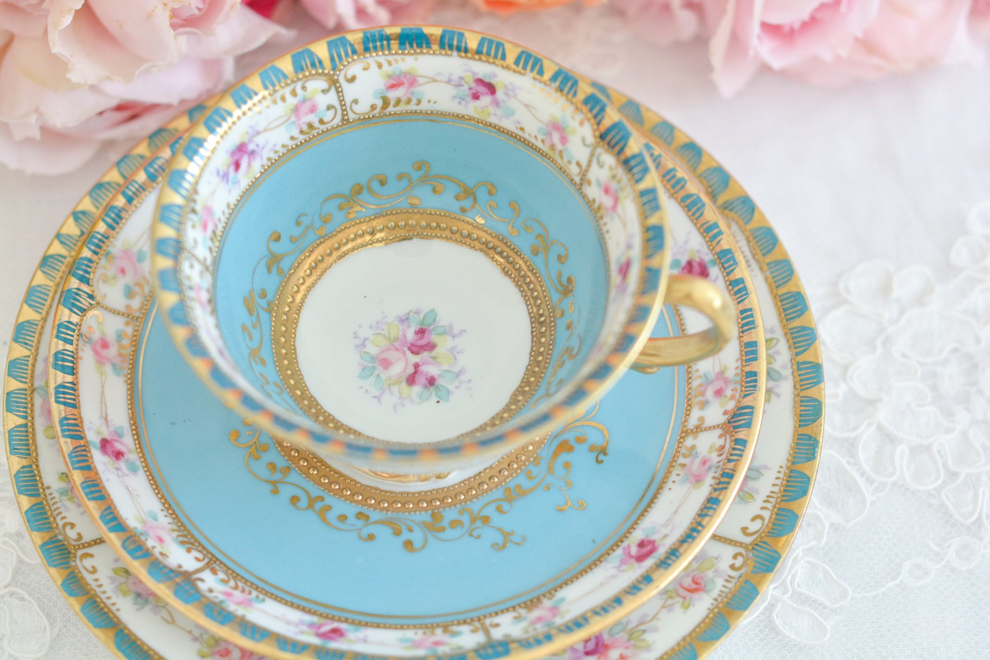 L&COという日本のメーカーのアンティーク里帰り品です。美しいターコイズブルーに金盛りの金彩、ハンドペイントで描かれた可憐なバラが上品なお品。1800年代後半頃からノリタケをはじめ日本からたくさんのメーカーが英国やアメリカに陶磁器を輸出していました。L&COは英国の老舗デパートリバティで販売されていたと言われています。キラキラしたティーセットがデパートに並べられている風景は、当時の人々の目と心を楽しませていたことでしょう。オールドニッポンの美しいティーカップでティータイムをお楽しみください。