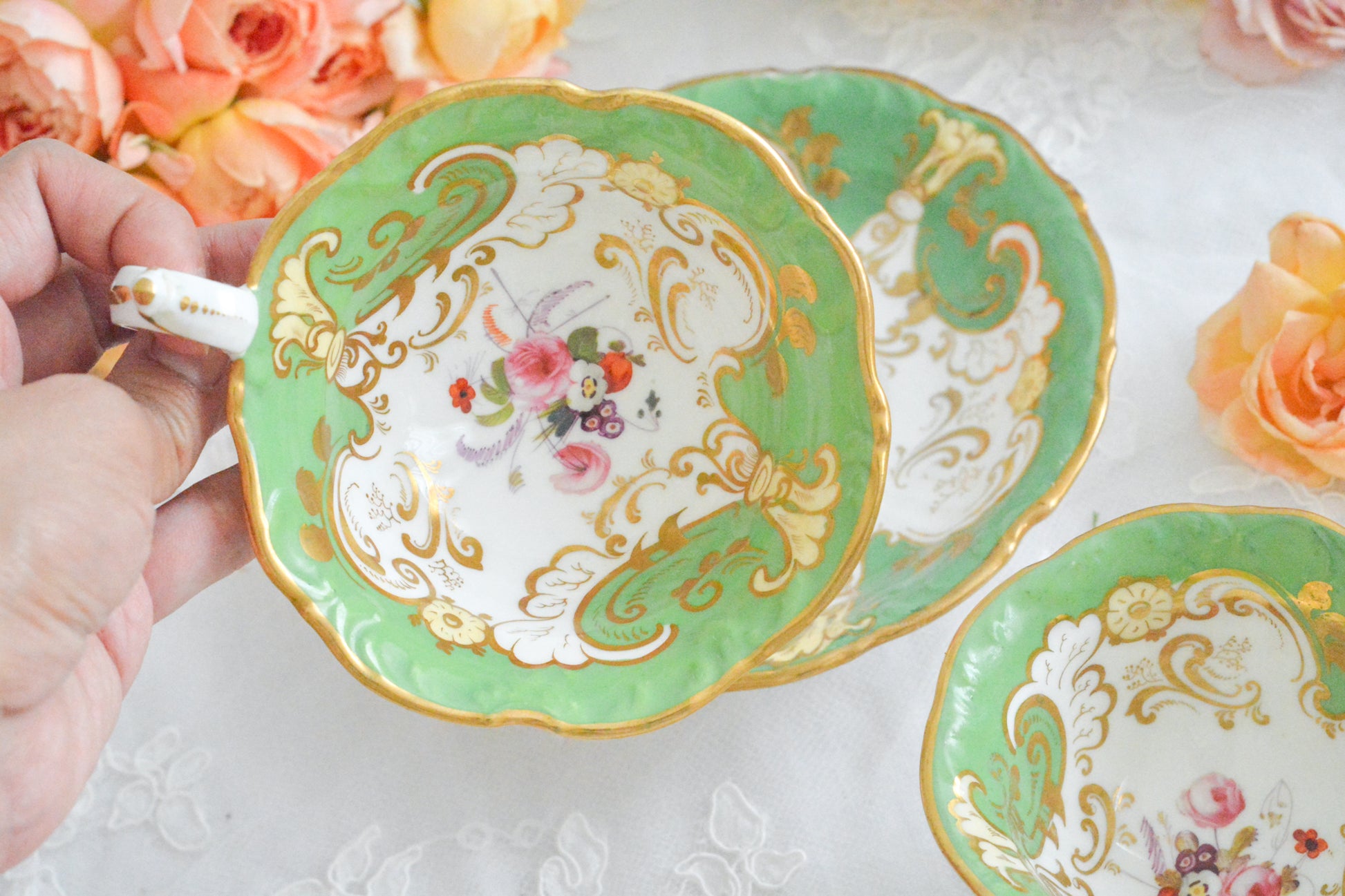 ダベンポートのロココリバイバルの優美なシェイプがとっても華やかで美しいトゥルートリオです。ダベンポート窯は1794年に創業し優れた磁器をたくさん製造していましたが、残念ながら1887年に廃業してしまいます。ハンドペイントの技術もとても優れていて美しい作品を残しています。トゥルートリオは、ティーカップ、コーヒーカップ、ソーサーのセットで、紅茶もコーヒーもどちらも楽しめるセットです。1800年代中頃まではトリオといえばこちらのtフルートリオが主流でした。ダベンポートらしい、美しい花々と優美なシェイプの心躍るカップです。