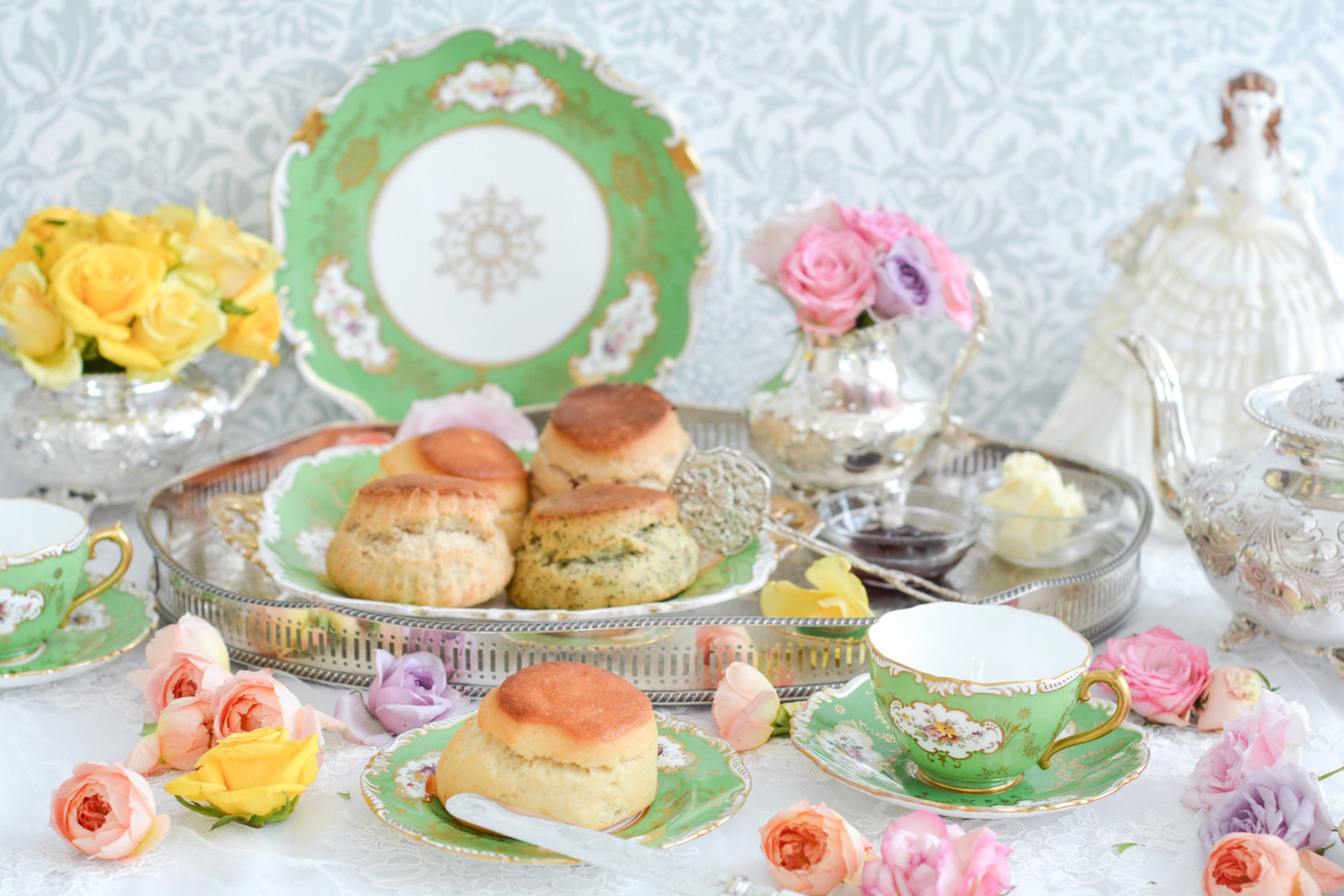 コールポートのアップルグリーンの美しいプレート。手描きで描かれた上品なお花に、金盛りの金彩が大変豪華です。デザートにはもちろん、サービング用としても活躍してくれそうです。こちらは2枚在庫がございます。ハンドペイントのため、描かれているお花も1点1点異なります。①〜②からお選びください。