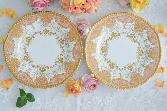 美しいポンパドールピンクに繊細な金彩の模様がとても美しいコールポートのプレート。サービングプレートにぴったりなサイズです。どの窯もピンクカラーは人気があります。女性に好まれるカラーですし、金彩との相性もとてもよく華やかな印象に仕上がっていますね。テーブルに置けばキラキラと輝くように華やかになります。何を盛り付けようか楽しみになりますね。