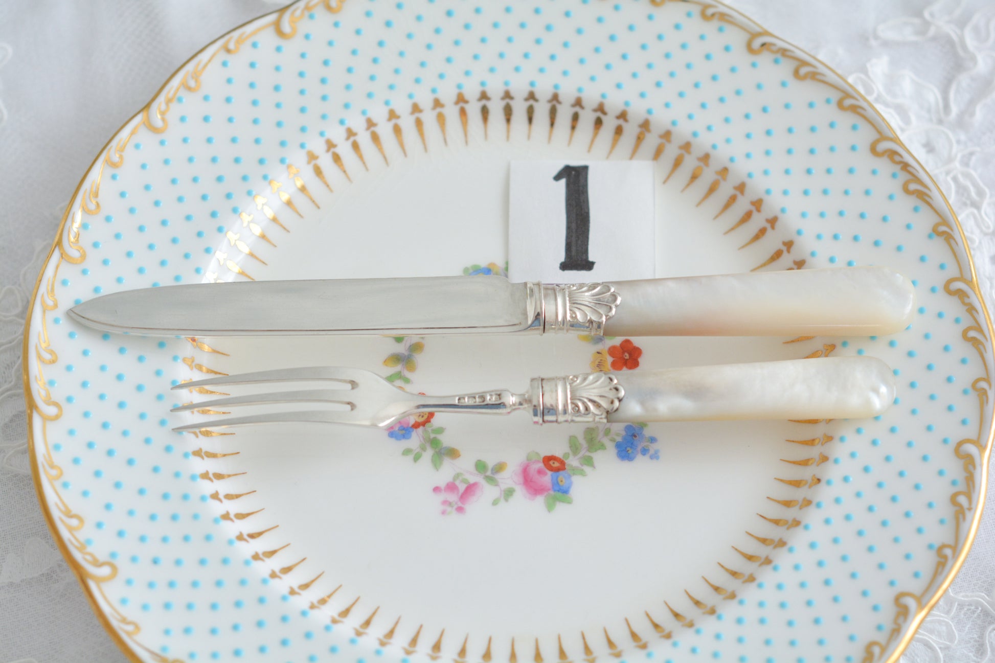 美しい純銀と白蝶貝ハンドルのデザートカトラリー。上品なデザインで純銀のブレードはキラキラと輝き、白蝶貝ハンドルは優しく輝きます。純銀&白蝶貝ハンドルのカトラリーは、やはり特別感がありますね。ティータイムを特別な時間にしてくれるカトラリーです。大きすぎないサイズ感も女性に嬉しいですね。素敵な時間をどうぞお楽しみください。