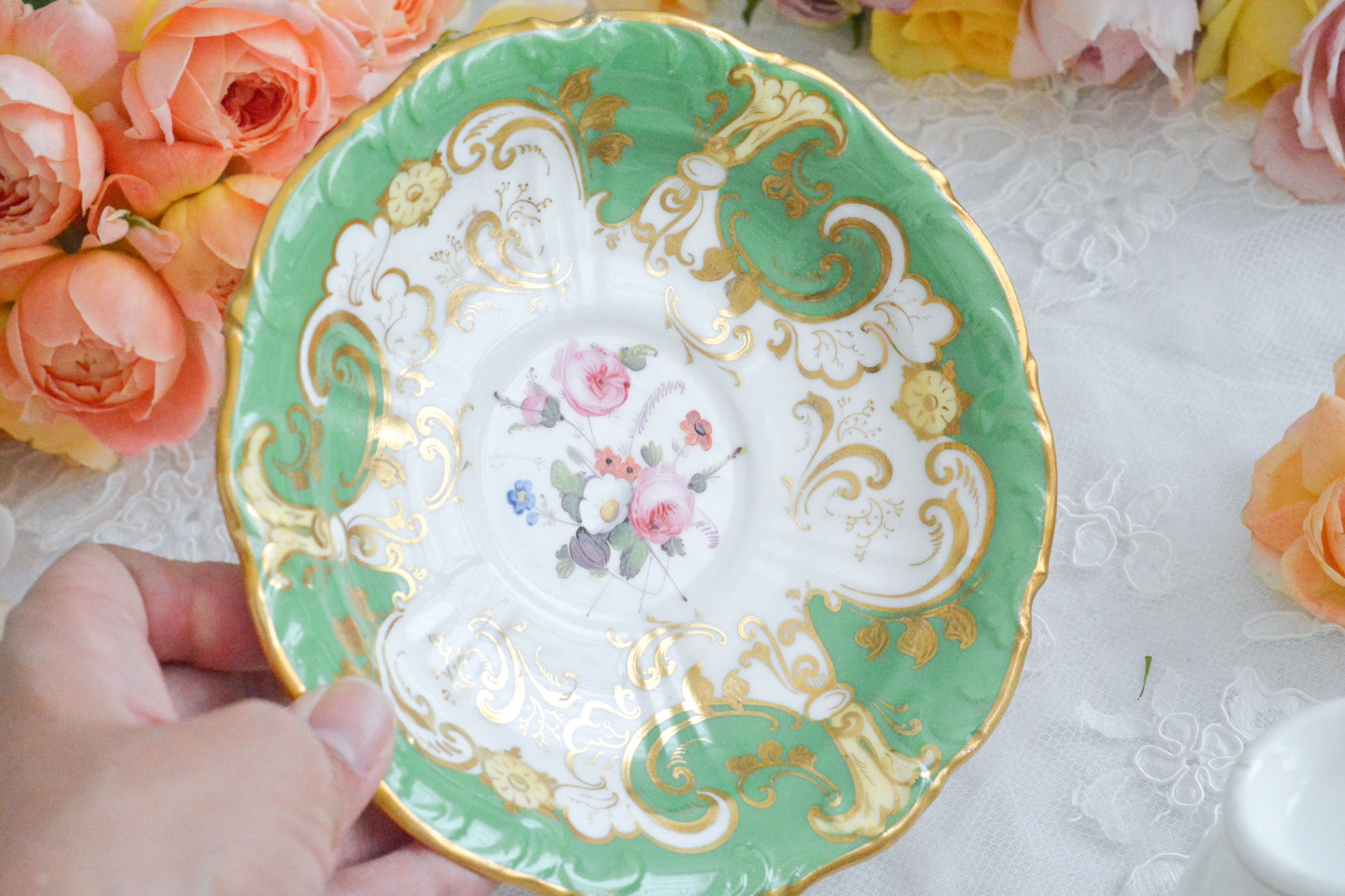 ダベンポートのロココリバイバルの優美なシェイプがとっても華やかで美しいトゥルートリオです。ダベンポート窯は1794年に創業し優れた磁器をたくさん製造していましたが、残念ながら1887年に廃業してしまいます。ハンドペイントの技術もとても優れていて美しい作品を残しています。トゥルートリオは、ティーカップ、コーヒーカップ、ソーサーのセットで、紅茶もコーヒーもどちらも楽しめるセットです。1800年代中頃まではトリオといえばこちらのtフルートリオが主流でした。ダベンポートらしい、美しい花々と優美なシェイプの心躍るカップです。