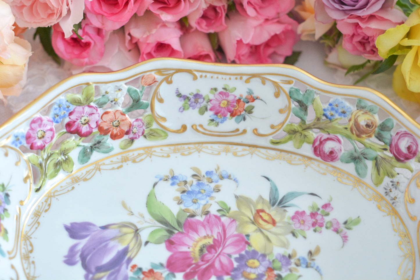 ドイツドレスデン、カール・ティーメ工房のバスケット。透かし模様にハンドペイントで花々が絵付けされていて大変豪華なお品です。持ち手もロープハンドルで凝った作りなのがさすがカール・ティーメ。ドレスデンの磁器は通常、素磁は仕入れて絵付のみを行っていますが、カール・ティーメ工房だけは素磁も自社で製造しています。ハンドペイントの技術も素晴らしく、とにかく美しい。こちらのバスケットも上から見ても横から見ても華やかで美しいバスケットとなっております。