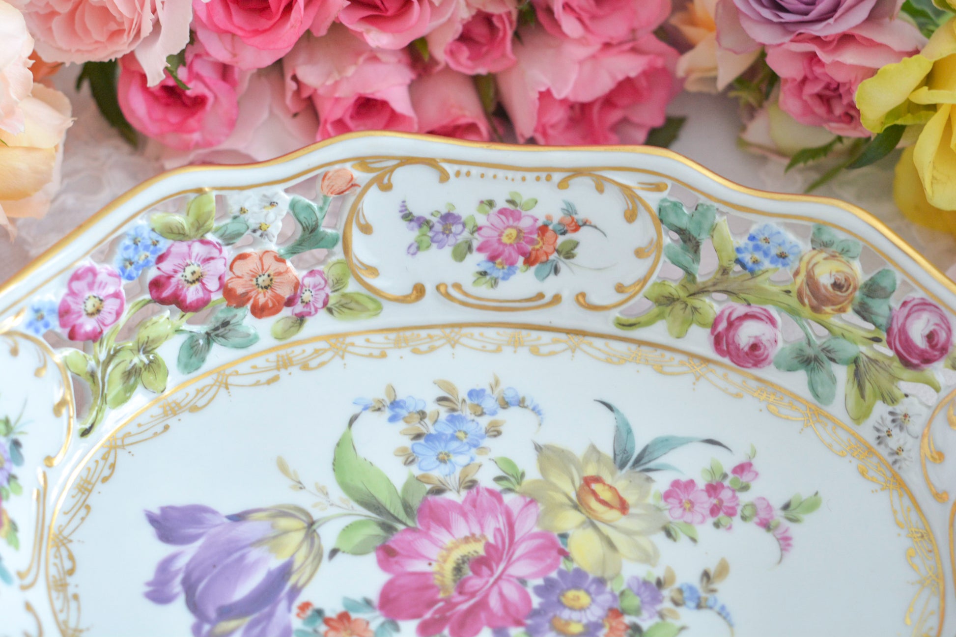 ドイツドレスデン、カール・ティーメ工房のバスケット。透かし模様にハンドペイントで花々が絵付けされていて大変豪華なお品です。持ち手もロープハンドルで凝った作りなのがさすがカール・ティーメ。ドレスデンの磁器は通常、素磁は仕入れて絵付のみを行っていますが、カール・ティーメ工房だけは素磁も自社で製造しています。ハンドペイントの技術も素晴らしく、とにかく美しい。こちらのバスケットも上から見ても横から見ても華やかで美しいバスケットとなっております。