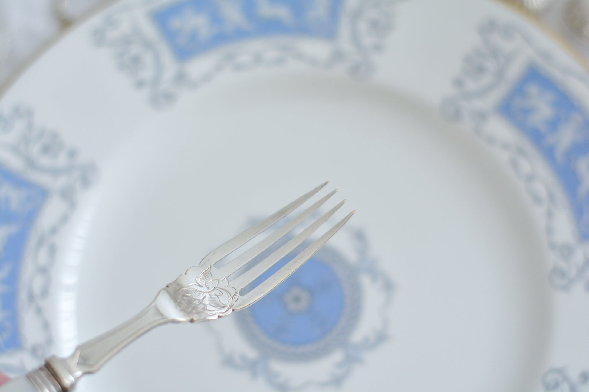 英国の人気メーカー、マッピン&ウェブの白蝶貝カトラリー。ティータイムにぴったりな丸刃のデザート(フルーツ)カトラリーです。豪華な彫刻が施されたカトラリーで、ハンドルも白蝶貝がたっぷり使われています。ハンドルは丸みがあるものが多いですが、こちらは角があるタイプでおしゃれです。白蝶貝の輝きもお楽しみいただけます。