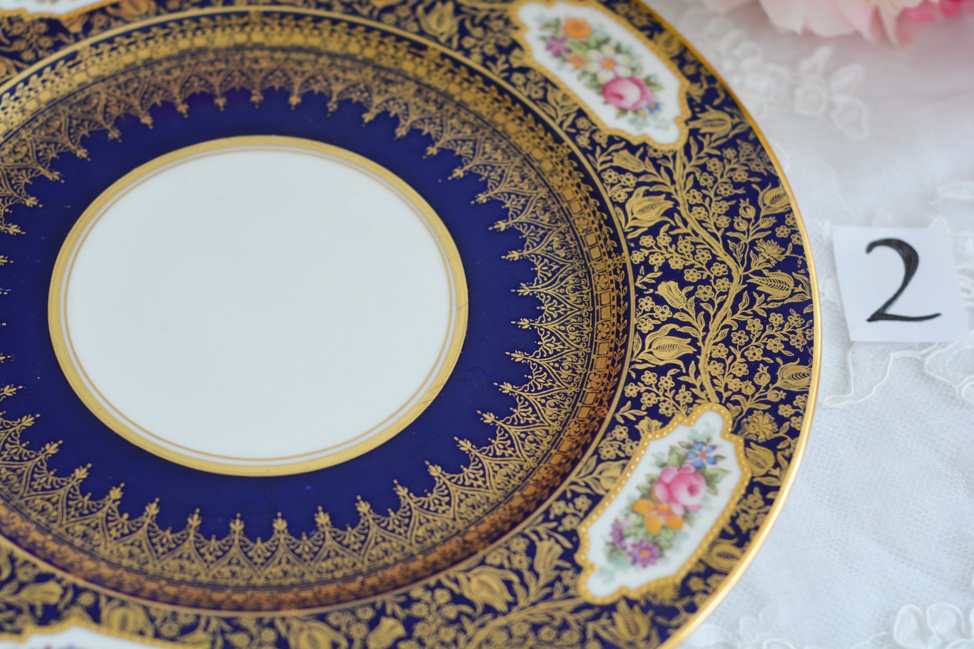 ジョージ・ジョーンズ・クレッセントの大変豪華なプレートがやってきました。コバルトブルーに金彩の繊細で美しい模様が印象的です。テーブルの華になりますね。豪華だけれど、クレッセントらしい優しげな雰囲気も持ち合わせています。ディナープレートとしてはもちろん、サービングプレートとしてもお使いいただけます。テーブルコーディネートの主役に、アクセントにぜひお楽しみくださいませ。こちらは全部で2枚在庫がございます。