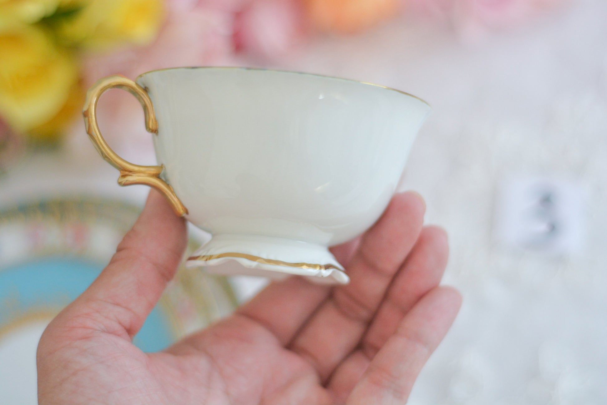 L&COという日本のメーカーのアンティーク里帰り品です。美しいターコイズブルーに金盛りの金彩、ハンドペイントで描かれた可憐なバラが上品なお品。1800年代後半頃からノリタケをはじめ日本からたくさんのメーカーが英国やアメリカに陶磁器を輸出していました。L&COは英国の老舗デパートリバティで販売されていたと言われています。キラキラしたティーセットがデパートに並べられている風景は、当時の人々の目と心を楽しませていたことでしょう。オールドニッポンの美しいティーカップでティータイムをお楽しみください。