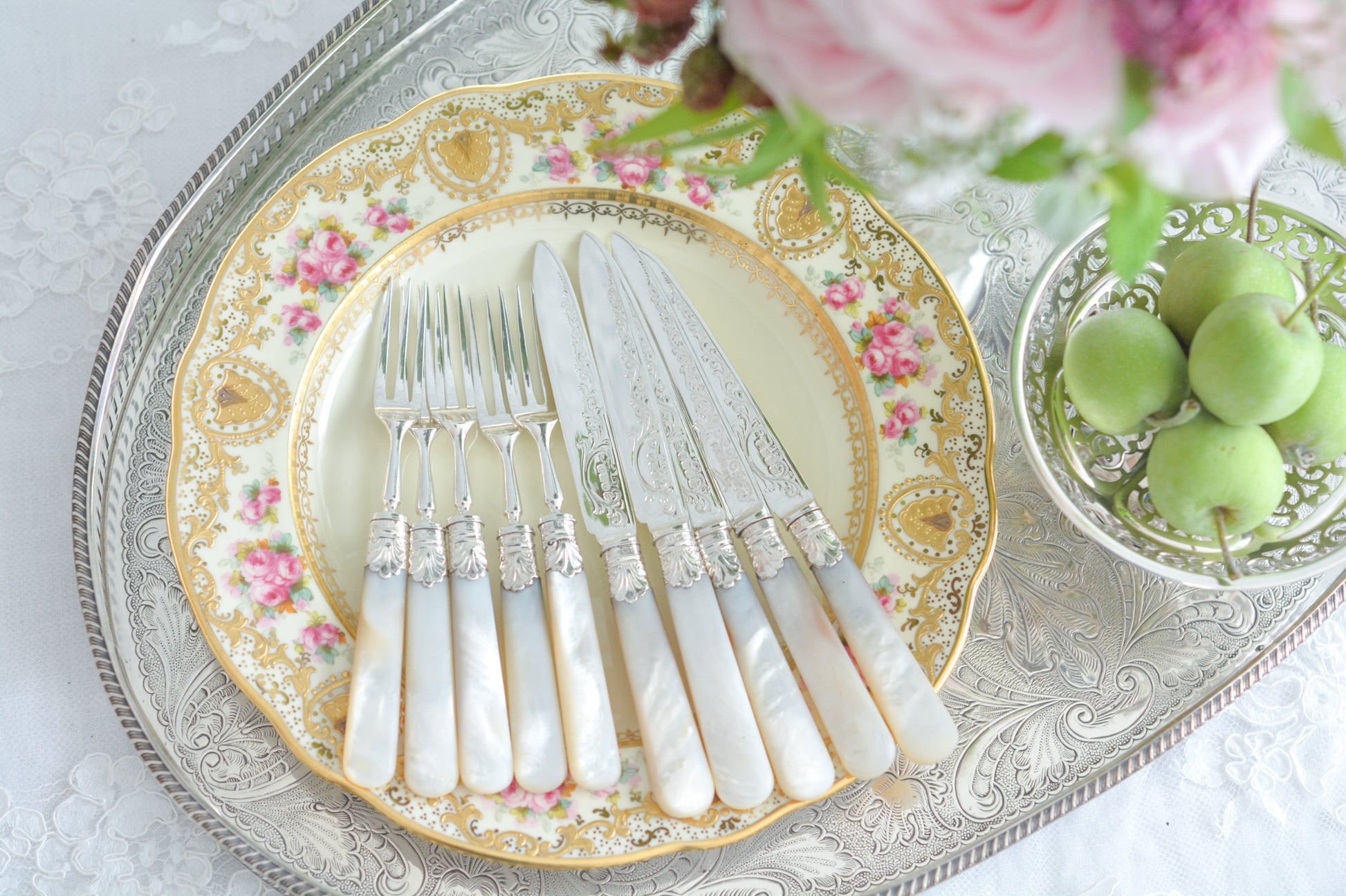 美しい純銀と白蝶貝ハンドルのデザートカトラリー。上品なデザインで純銀のブレードはキラキラと輝き、白蝶貝ハンドルは優しく輝きます。純銀&白蝶貝ハンドルのカトラリーは、やはり特別感がありますね。ティータイムを特別な時間にしてくれるカトラリーです。大きすぎないサイズ感も女性に嬉しいですね。素敵な時間をどうぞお楽しみください。