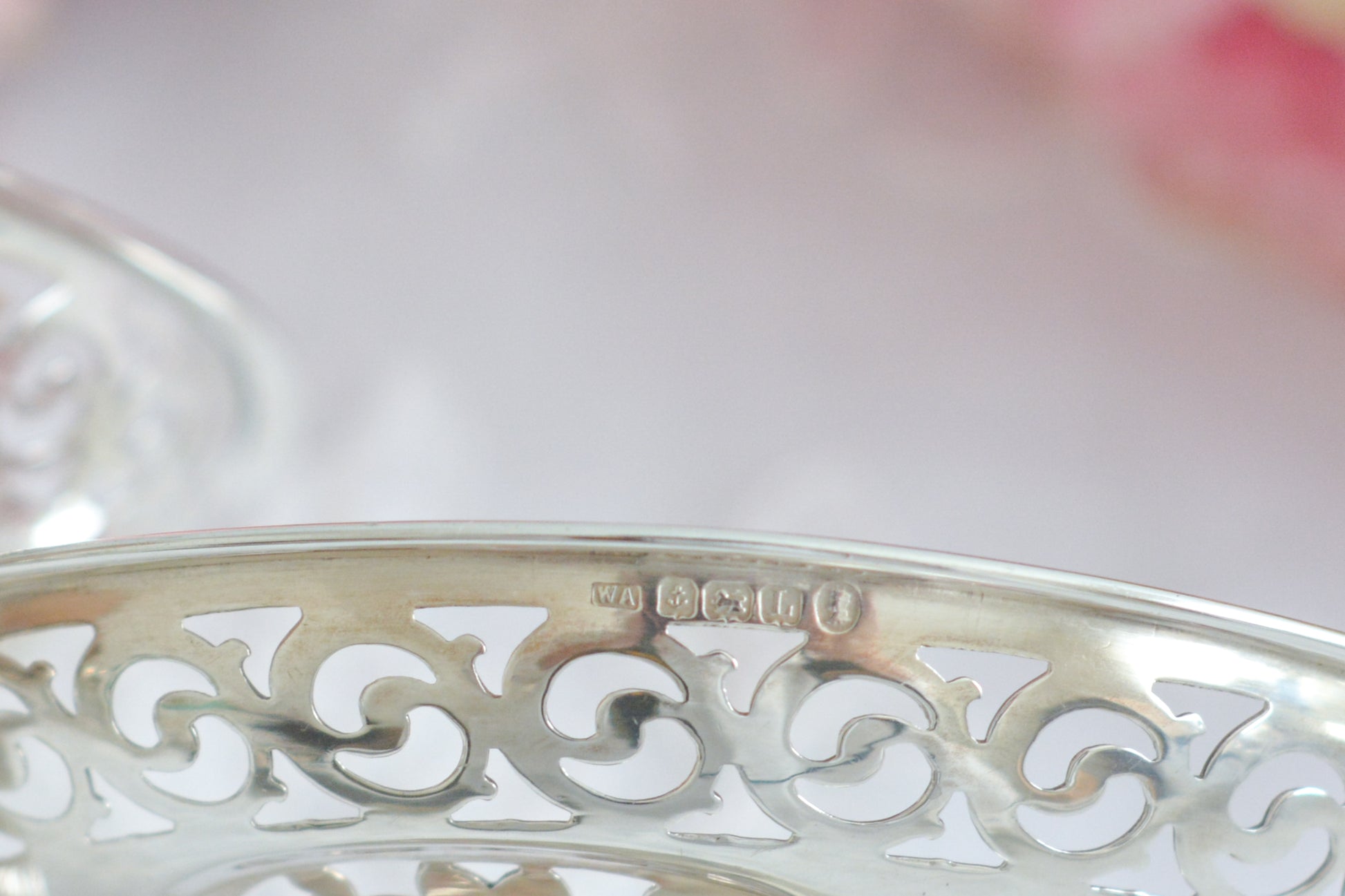 1935年に作られた、英国バーミンガムの工房ウィリアムアダムスの美しいコンポートです。 ピアス細工(透かし模様)が繊細で小ぶりですが存在感があります。ちょっとしたお菓子やチョコレートなどを盛り付けたり、お気に入りのお品をのせてみたり、いろいろお楽しみいただけると思います。 こちらは後12年ほどでアンティークの仲間入りになるヴィンテージのお品ですが、1935年はキングスシルバージュビリーを記念して、特別に刻印に「ジュビリーマーク」が追加されています。その為ヴィンテージのお品でも特別感のあるお品です。