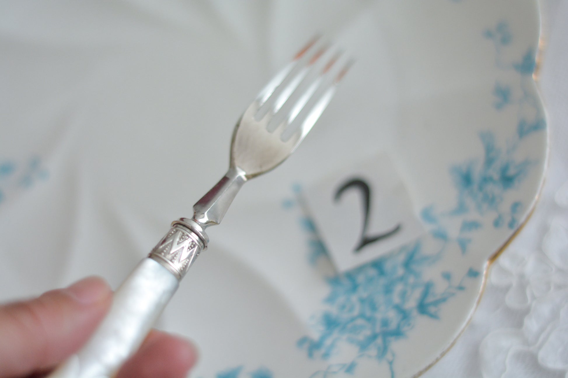 白蝶貝ハンドルと人気の丸刃のカトラリー。こちらは白蝶貝にも手彫りで模様が彫られています。シルバープレートのブレードに少しスレが見られます(状態を考慮した価格になっております)が、白蝶貝の優しい輝きと繊細な模様がとても美しいお品です。こちらは1組(フォークとナイフ2本セット)からご購入いただけます。①〜③からお選びください。