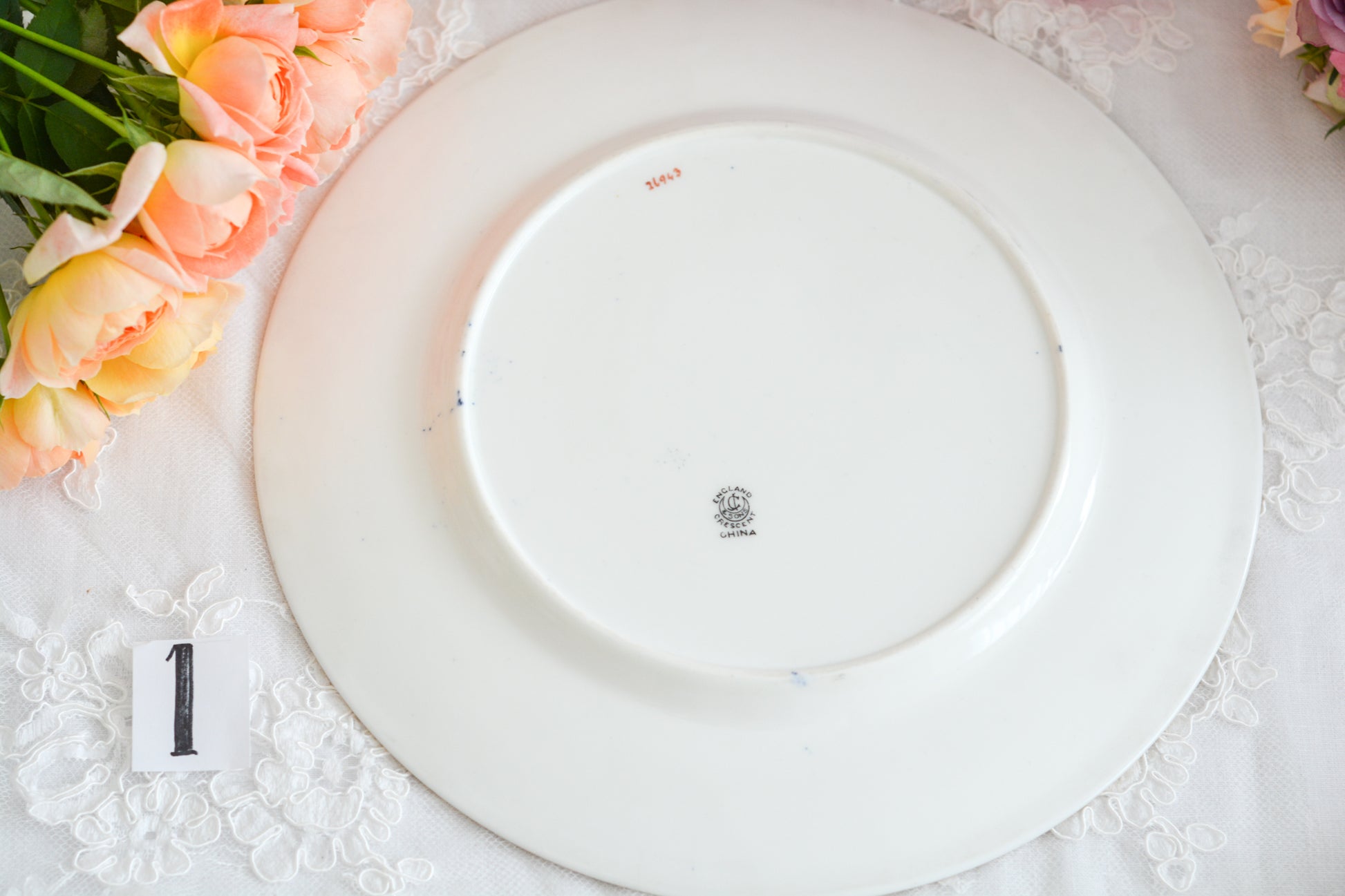 ジョージ・ジョーンズ・クレッセントの大変豪華なプレートがやってきました。コバルトブルーに金彩の繊細で美しい模様が印象的です。テーブルの華になりますね。豪華だけれど、クレッセントらしい優しげな雰囲気も持ち合わせています。ディナープレートとしてはもちろん、サービングプレートとしてもお使いいただけます。テーブルコーディネートの主役に、アクセントにぜひお楽しみくださいませ。こちらは全部で2枚在庫がございます。