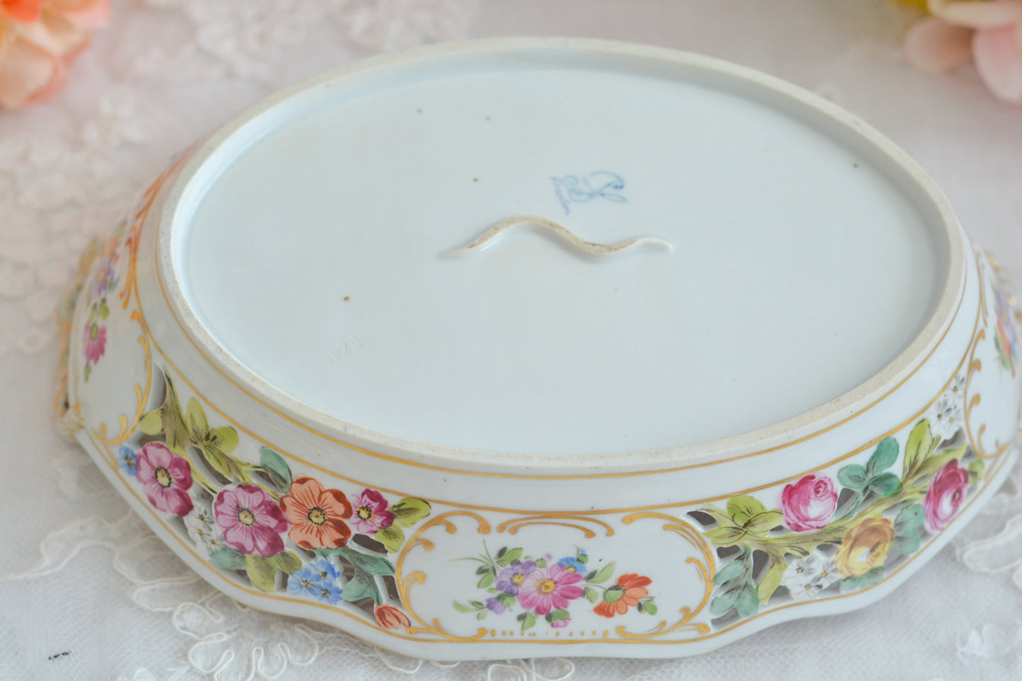 ドイツドレスデン、カール・ティーメ工房のバスケット。透かし模様にハンドペイントで花々が絵付けされていて大変豪華なお品です。持ち手もロープハンドルで凝った作りなのがさすがカール・ティーメ。ドレスデンの磁器は通常、素磁は仕入れて絵付のみを行っていますが、カール・ティーメ工房だけは素磁も自社で製造しています。ハンドペイントの技術も素晴らしく、とにかく美しい。こちらのバスケットも上から見ても横から見ても華やかで美しいバスケットとなっております。