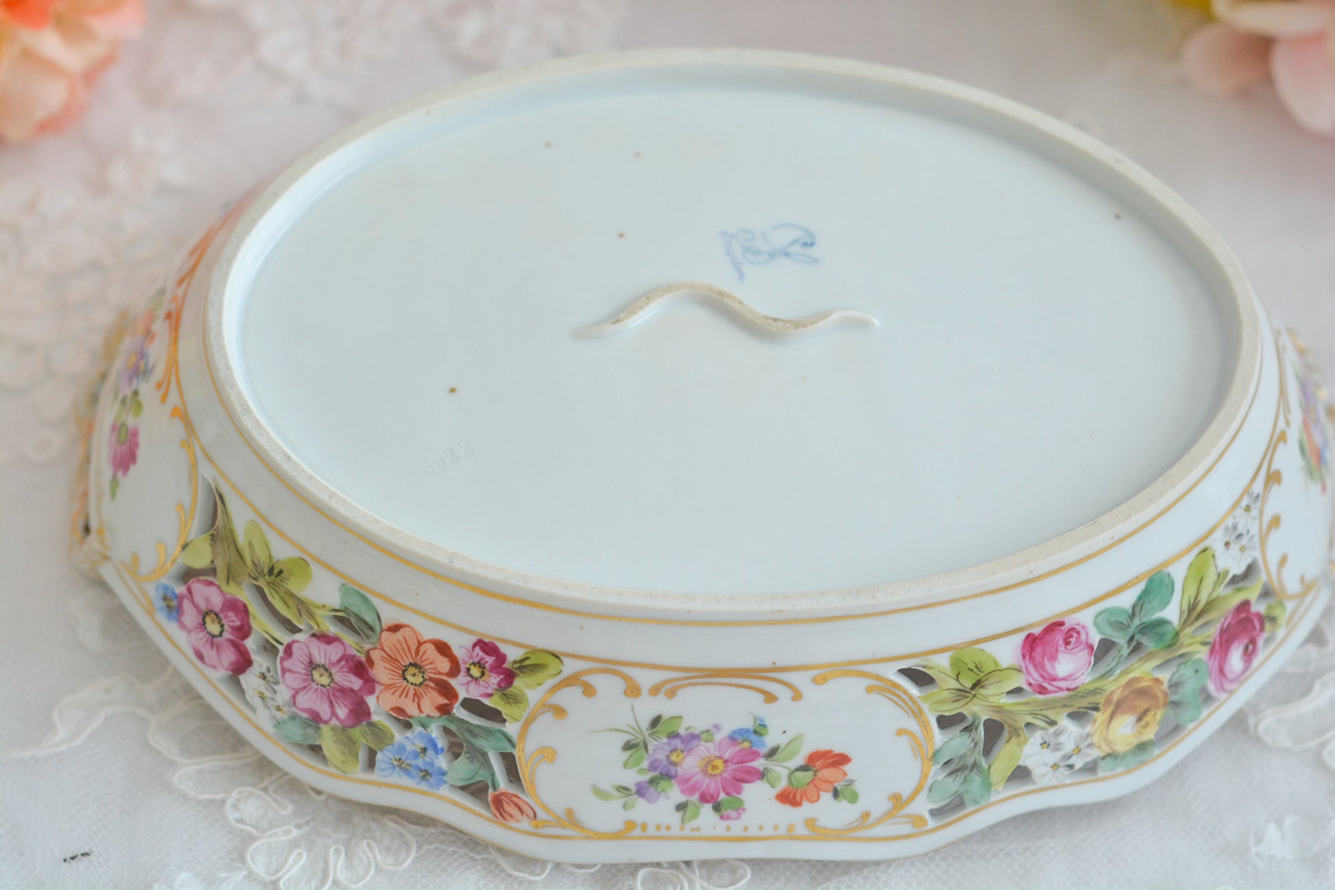 ドイツドレスデン、カール・ティーメ工房のバスケット。透かし模様にハンドペイントで花々が絵付けされていて大変豪華なお品です。持ち手もロープハンドルで凝った作りなのがさすがカール・ティーメ。ドレスデンの磁器は通常、素磁は仕入れて絵付のみを行っていますが、カール・ティーメ工房だけは素磁も自社で製造しています。ハンドペイントの技術も素晴らしく、とにかく美しい。こちらのバスケットも上から見ても横から見ても華やかで美しいバスケットとなっております。