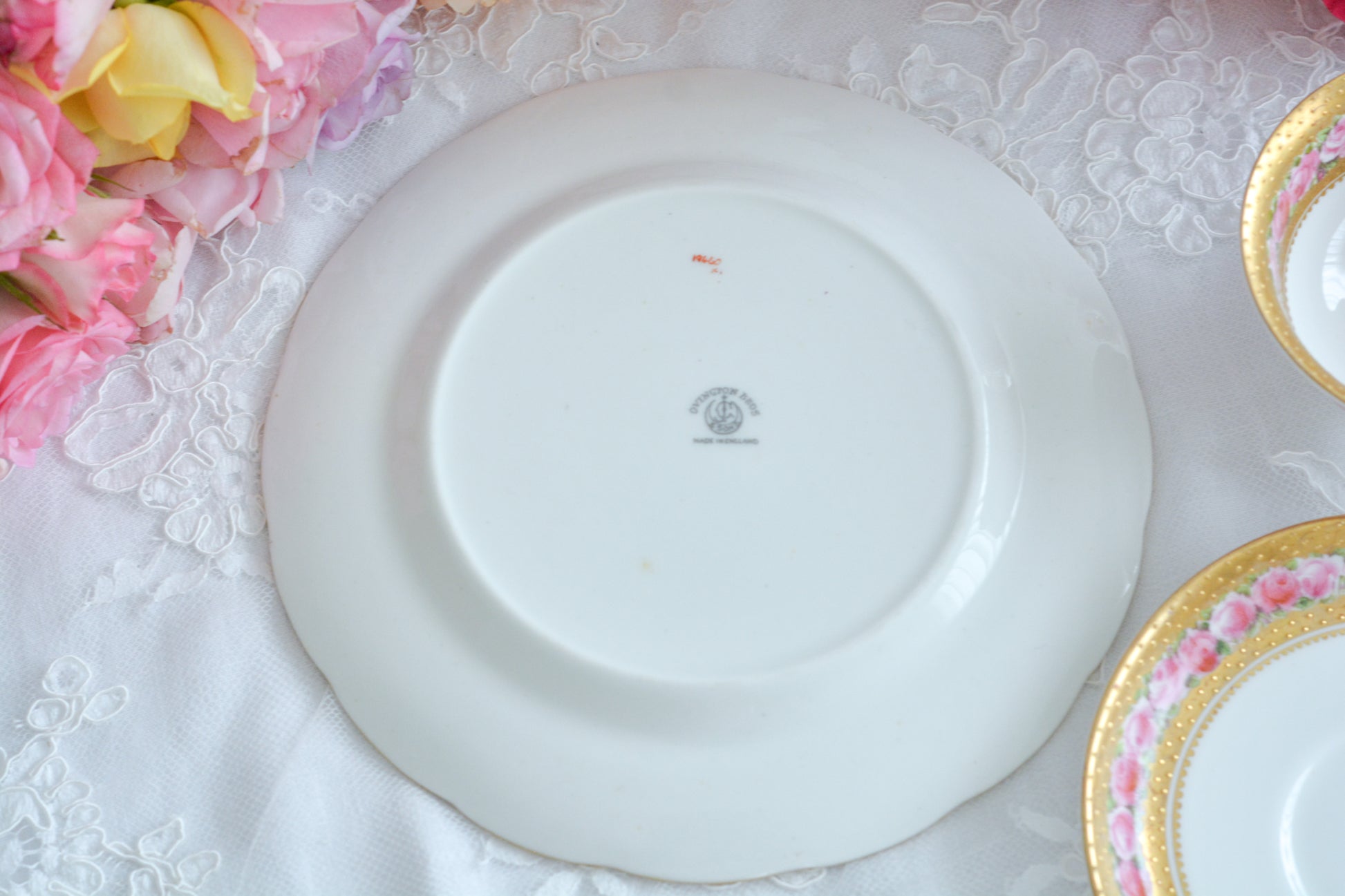 ジョージ・ジョーンズ・クレッセントのとても可憐なティートリオです。立体的なドットが豪華な金彩に可憐なバラが描かれたとても美しいお品です。ジョージ・ジョーンズ・クレッセントは華やかで可愛らしい雰囲気の作品をたくさん作ったメーカーです。クレッセントの可憐な世界観のファンの方も多いです。私もその一人。乙女心をくすぐられて、つい集めたくなってしまうそんな魅力があります。