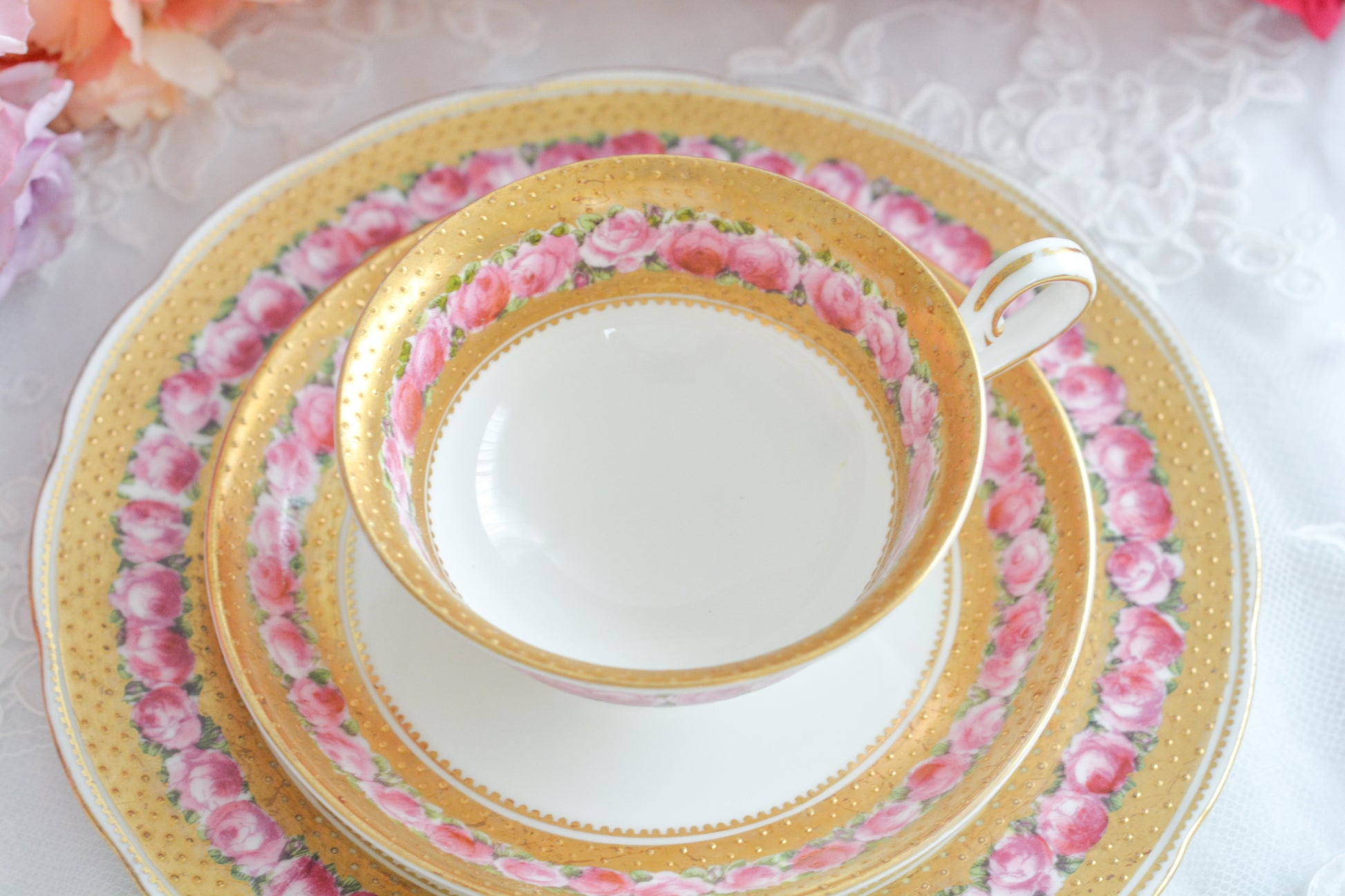 ジョージ・ジョーンズ・クレッセントのとても可憐なティートリオです。立体的なドットが豪華な金彩に可憐なバラが描かれたとても美しいお品です。ジョージ・ジョーンズ・クレッセントは華やかで可愛らしい雰囲気の作品をたくさん作ったメーカーです。クレッセントの可憐な世界観のファンの方も多いです。私もその一人。乙女心をくすぐられて、つい集めたくなってしまうそんな魅力があります。