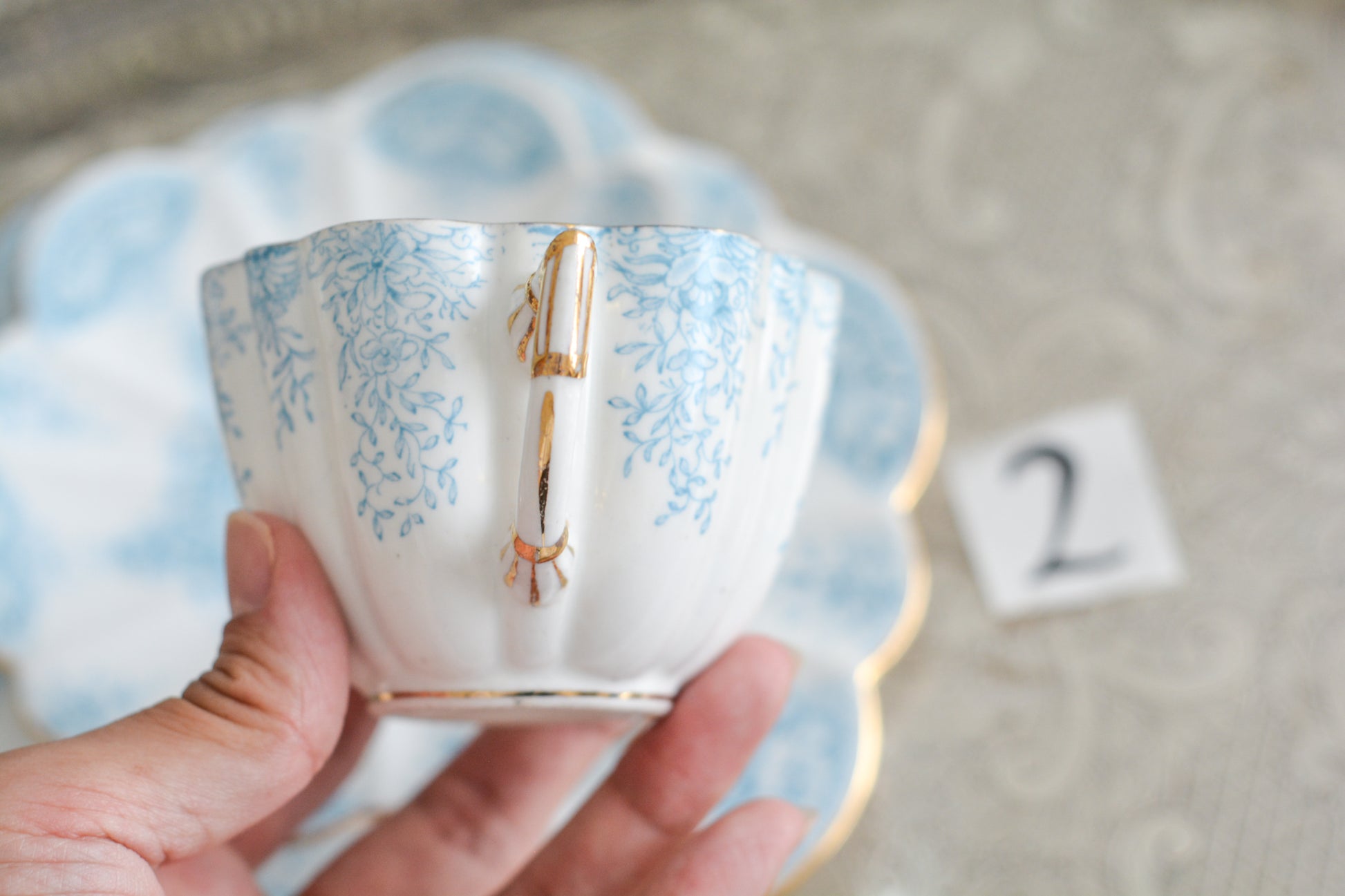 シェリーの前身、ワイルマンのパラダイスパターン貴重なティートリオです。このパラダイスパターンは、1890年に発表されたもので、ターコイズブルーの繊細な模様が大変美しいお品です。シェイプはデイジーシェイプと言われるシェイプで、美しい形にカップのハンドルも大変凝った作りになっています。探すのがとても困難なパラダイスパターンでぜひティータイムをお楽しみください。  こちらは①と②で状態が異なるため、コンディションをご確認いただき①〜②からお選びください。お揃いのプレートとミルクジャグも別で掲載しています。