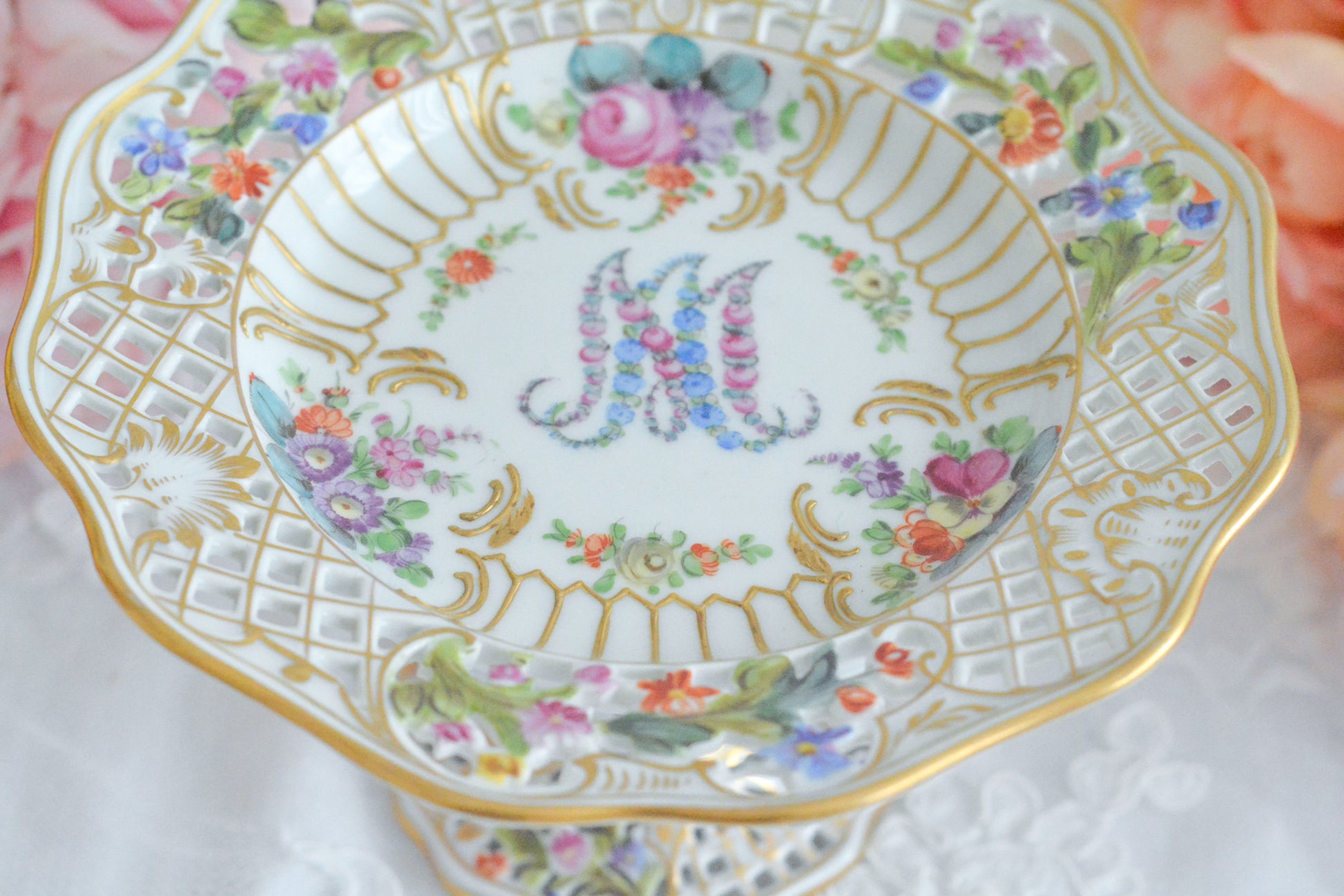 カール・ティーメ工房の花文字でマリーアントワネットの頭文字MとAが描かれた美しいコンポートです。透かし模様のお花や金彩もハンドペイントで丁寧に描かれています。豪華な雰囲気がマリーアントワネットの世界観にぴったりなお品です。ちょっと小ぶりなコンポートで、小さな焼き菓子やチョコレートなどを盛り付けても素敵ですね。マリーアントワネットのプレートも貴重ですが、コンポートはさらに見つけるのが困難なお品です。