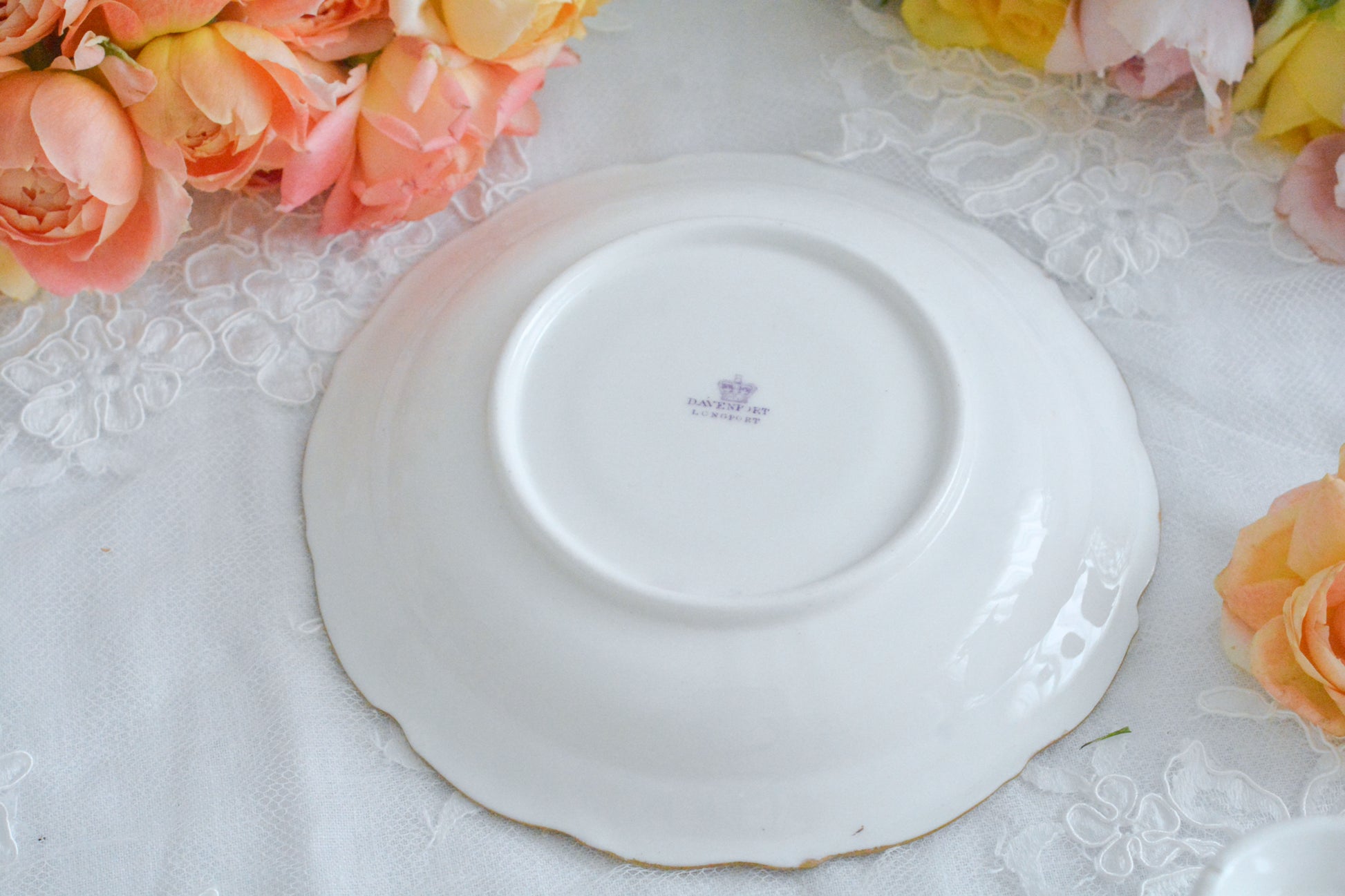 ダベンポートのロココリバイバルの優美なシェイプがとっても華やかで美しいトゥルートリオです。ダベンポート窯は1794年に創業し優れた磁器をたくさん製造していましたが、残念ながら1887年に廃業してしまいます。ハンドペイントの技術もとても優れていて美しい作品を残しています。トゥルートリオは、ティーカップ、コーヒーカップ、ソーサーのセットで、紅茶もコーヒーもどちらも楽しめるセットです。1800年代中頃まではトリオといえばこちらのtフルートリオが主流でした。ダベンポートらしい、美しい花々と優美なシェイプの心躍るカップです。