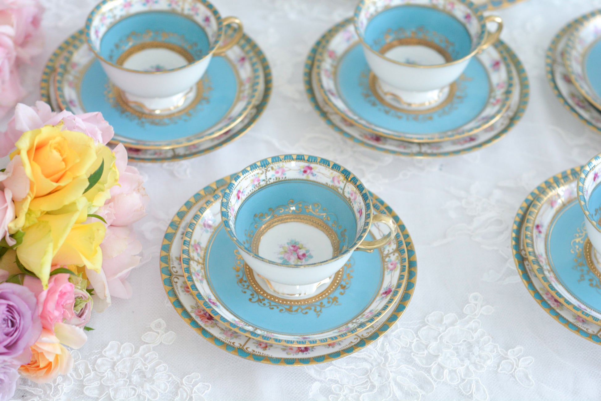 L&COという日本のメーカーのアンティーク里帰り品です。美しいターコイズブルーに金盛りの金彩、ハンドペイントで描かれた可憐なバラが上品なお品。1800年代後半頃からノリタケをはじめ日本からたくさんのメーカーが英国やアメリカに陶磁器を輸出していました。L&COは英国の老舗デパートリバティで販売されていたと言われています。キラキラしたティーセットがデパートに並べられている風景は、当時の人々の目と心を楽しませていたことでしょう。オールドニッポンの美しいティーカップでティータイムをお楽しみください。