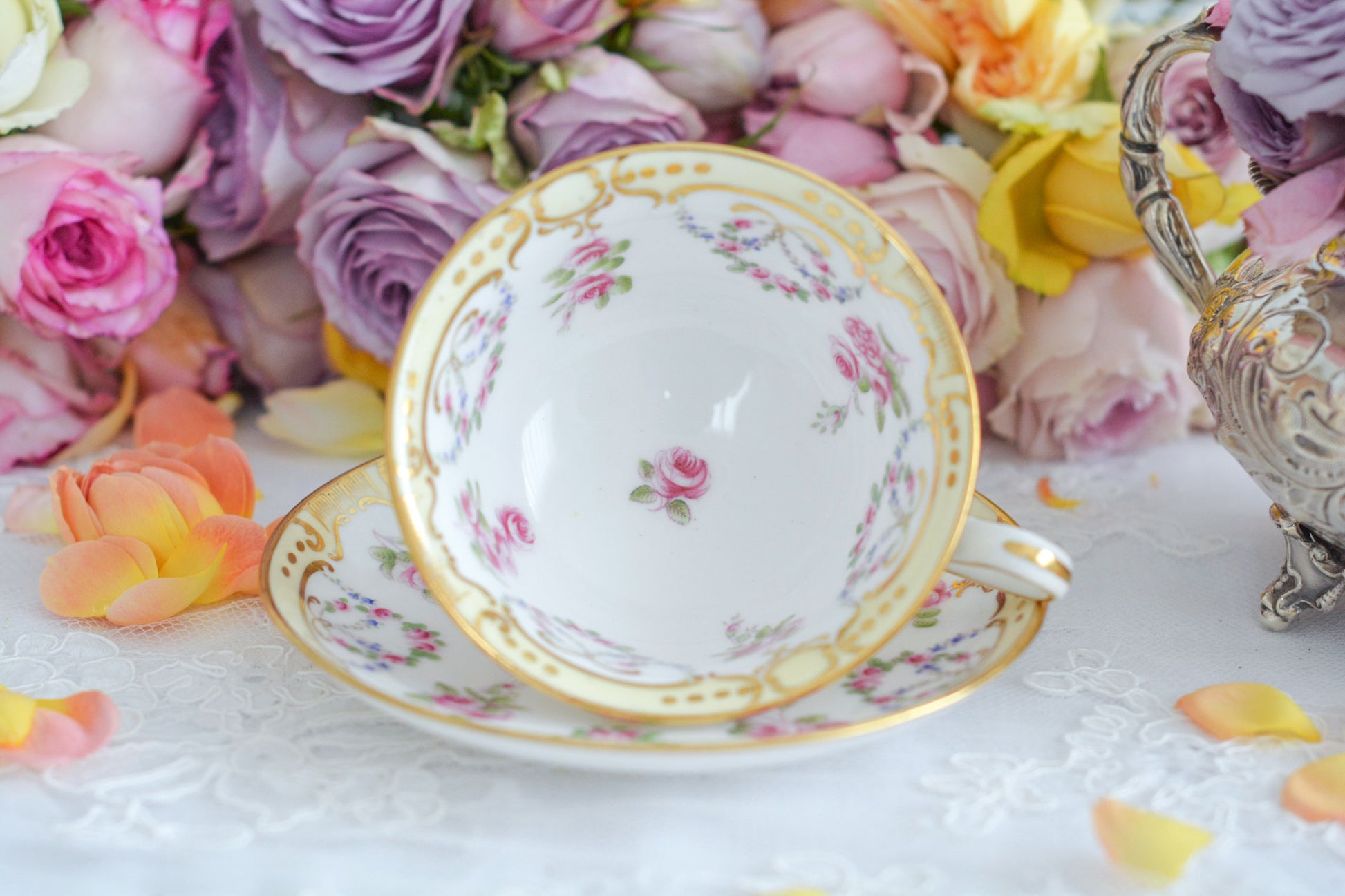 ミントンのティファニー特注品の美しいカップ&ソーサーです。バラのガーランドとスクロール装飾がとても美しく、可憐な雰囲気はさすがミントン。バックスタンプにはMintonとTiffanyのダブルスタンプです。とても上品なカップで、ティータイムをエレガントに装います。紅茶を淹れるのが楽しみになりますね。