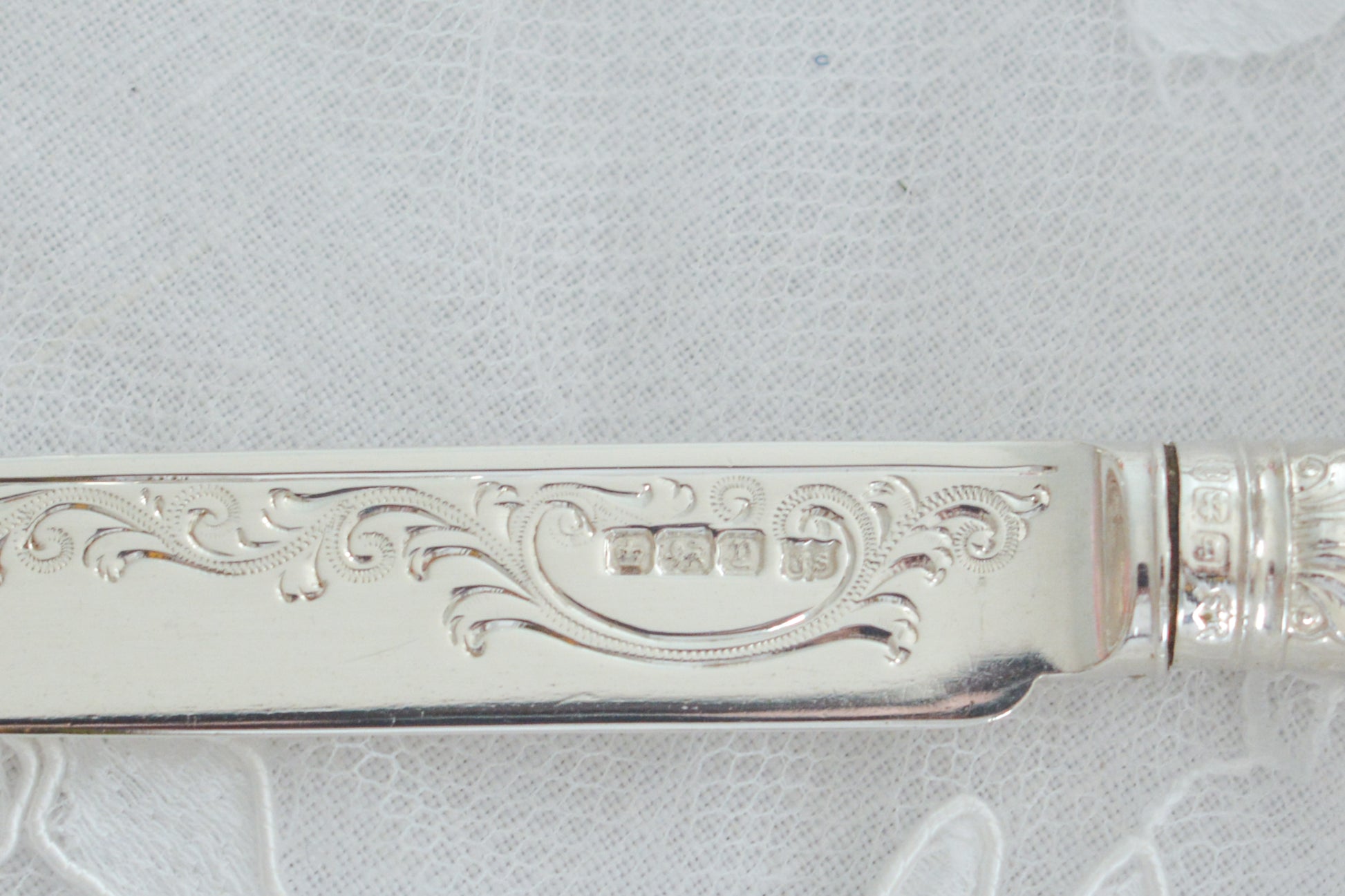 美しい純銀と白蝶貝ハンドルのデザートカトラリー。上品なデザインで純銀のブレードはキラキラと輝き、白蝶貝ハンドルは優しく輝きます。純銀&白蝶貝ハンドルのカトラリーは、やはり特別感がありますね。ティータイムを特別な時間にしてくれるカトラリーです。大きすぎないサイズ感も女性に嬉しいですね。素敵な時間をどうぞお楽しみください。