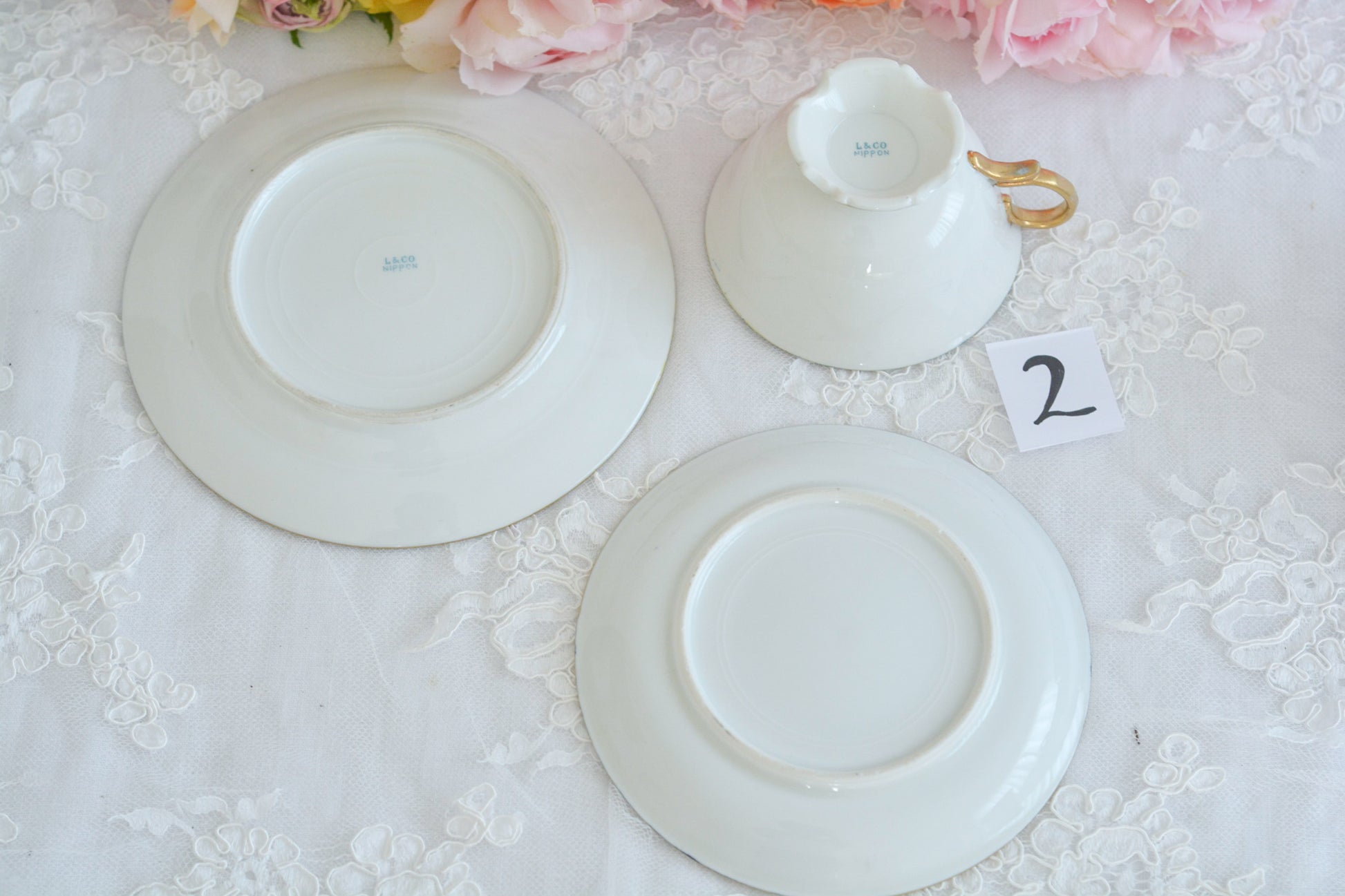 L&COという日本のメーカーのアンティーク里帰り品です。美しいターコイズブルーに金盛りの金彩、ハンドペイントで描かれた可憐なバラが上品なお品。1800年代後半頃からノリタケをはじめ日本からたくさんのメーカーが英国やアメリカに陶磁器を輸出していました。L&COは英国の老舗デパートリバティで販売されていたと言われています。キラキラしたティーセットがデパートに並べられている風景は、当時の人々の目と心を楽しませていたことでしょう。オールドニッポンの美しいティーカップでティータイムをお楽しみください。