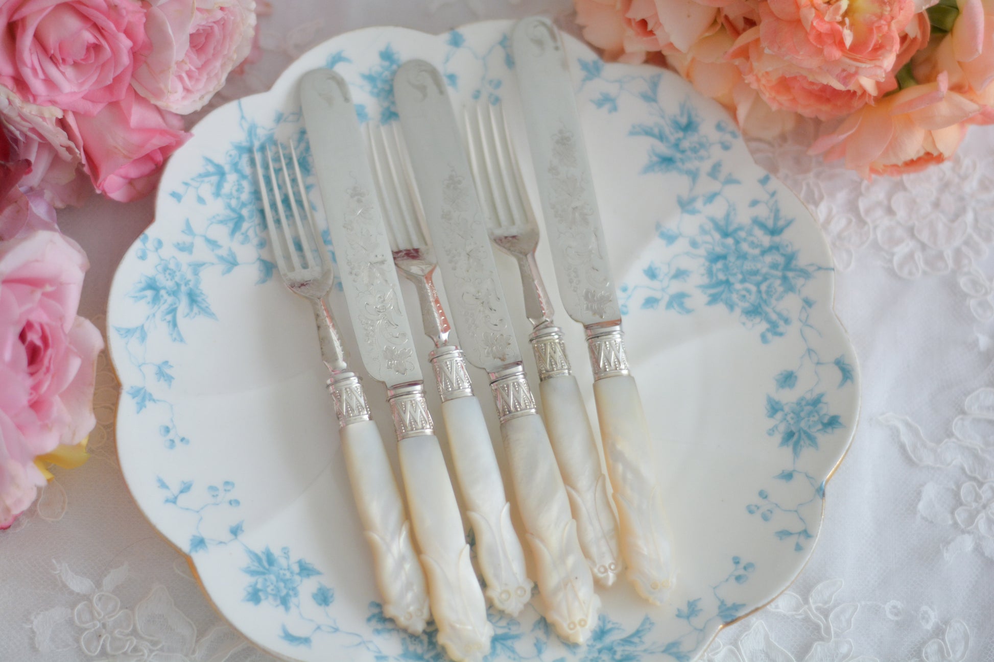 白蝶貝ハンドルと人気の丸刃のカトラリー。こちらは白蝶貝にも手彫りで模様が彫られています。シルバープレートのブレードに少しスレが見られます(状態を考慮した価格になっております)が、白蝶貝の優しい輝きと繊細な模様がとても美しいお品です。こちらは1組(フォークとナイフ2本セット)からご購入いただけます。①〜③からお選びください。