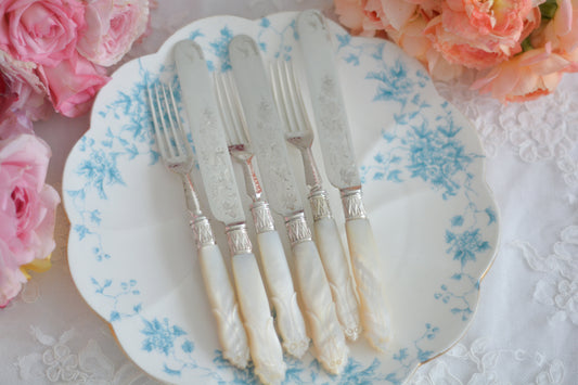 白蝶貝ハンドルと人気の丸刃のカトラリー。こちらは白蝶貝にも手彫りで模様が彫られています。シルバープレートのブレードに少しスレが見られます(状態を考慮した価格になっております)が、白蝶貝の優しい輝きと繊細な模様がとても美しいお品です。こちらは1組(フォークとナイフ2本セット)からご購入いただけます。①〜③からお選びください。