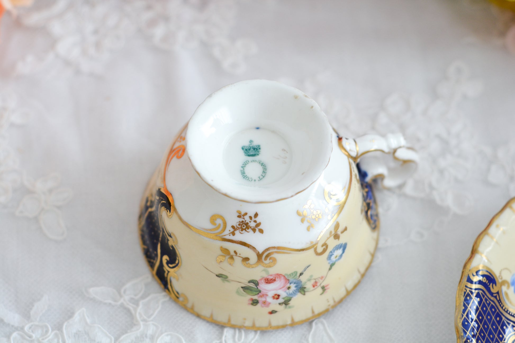 コープランドギャレットの1833年〜1847年頃に作られた貴重なカップ&ソーサーです。コープランド&ギャレット社は14年ほどしか稼働していなかったのですが、この時に作られたカップは優美で、長い時を経た現代においても人々を魅了しています。こちらのカップも優美なシェイプ、ハンドペイントで描かれた花々は上品で美しく見惚れてしまうほど。長い年月を経てやってきてくれた美しいカップをぜひご覧ください。