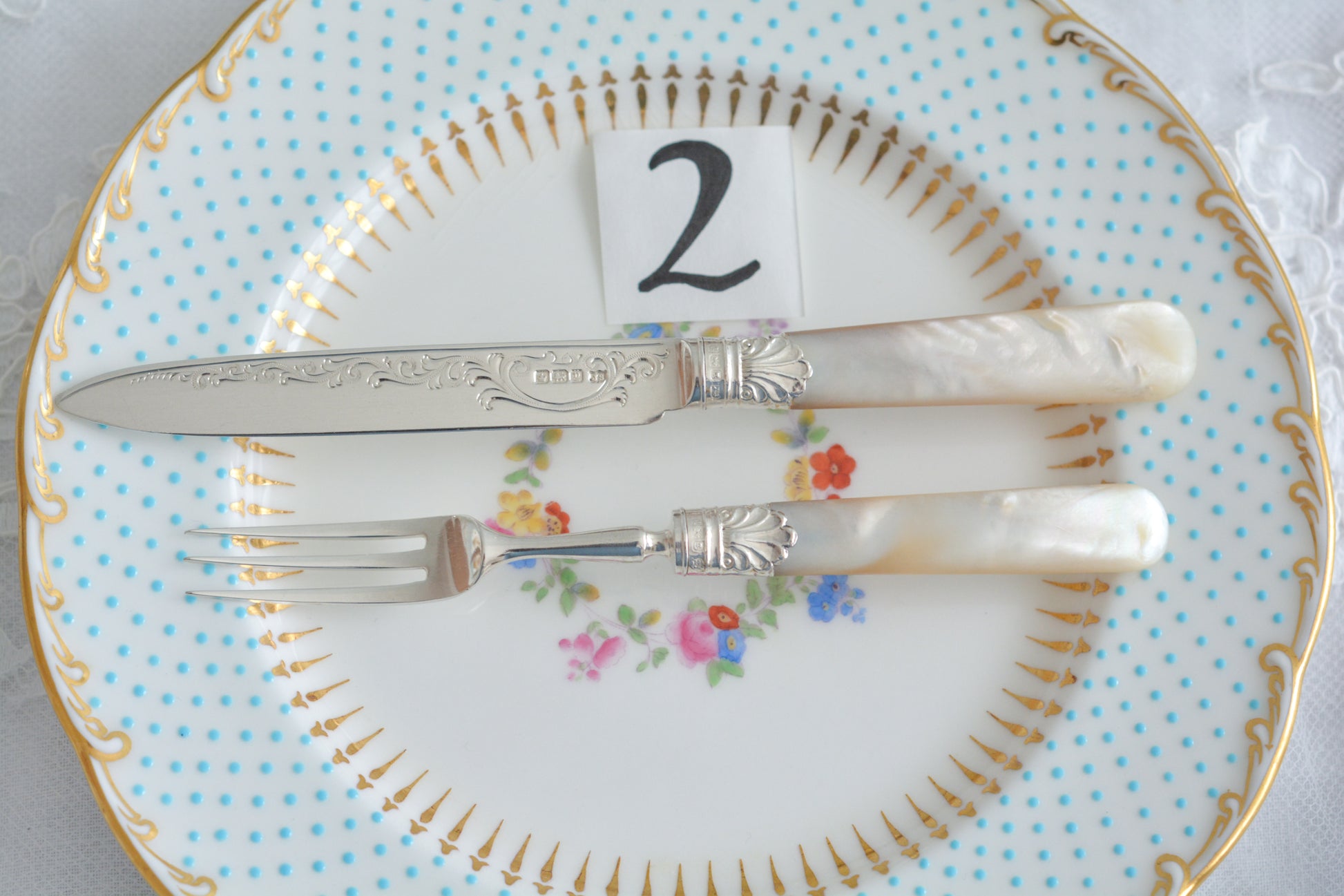 美しい純銀と白蝶貝ハンドルのデザートカトラリー。上品なデザインで純銀のブレードはキラキラと輝き、白蝶貝ハンドルは優しく輝きます。純銀&白蝶貝ハンドルのカトラリーは、やはり特別感がありますね。ティータイムを特別な時間にしてくれるカトラリーです。大きすぎないサイズ感も女性に嬉しいですね。素敵な時間をどうぞお楽しみください。