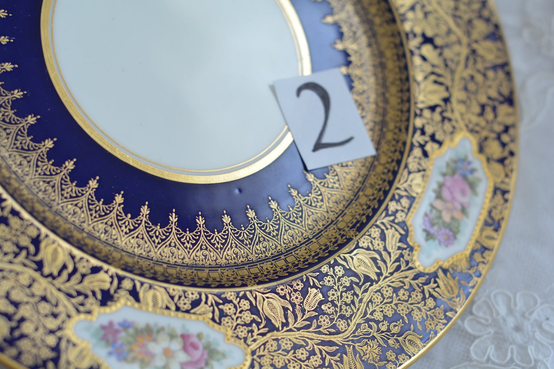 ジョージ・ジョーンズ・クレッセントの大変豪華なプレートがやってきました。コバルトブルーに金彩の繊細で美しい模様が印象的です。テーブルの華になりますね。豪華だけれど、クレッセントらしい優しげな雰囲気も持ち合わせています。ディナープレートとしてはもちろん、サービングプレートとしてもお使いいただけます。テーブルコーディネートの主役に、アクセントにぜひお楽しみくださいませ。こちらは全部で2枚在庫がございます。