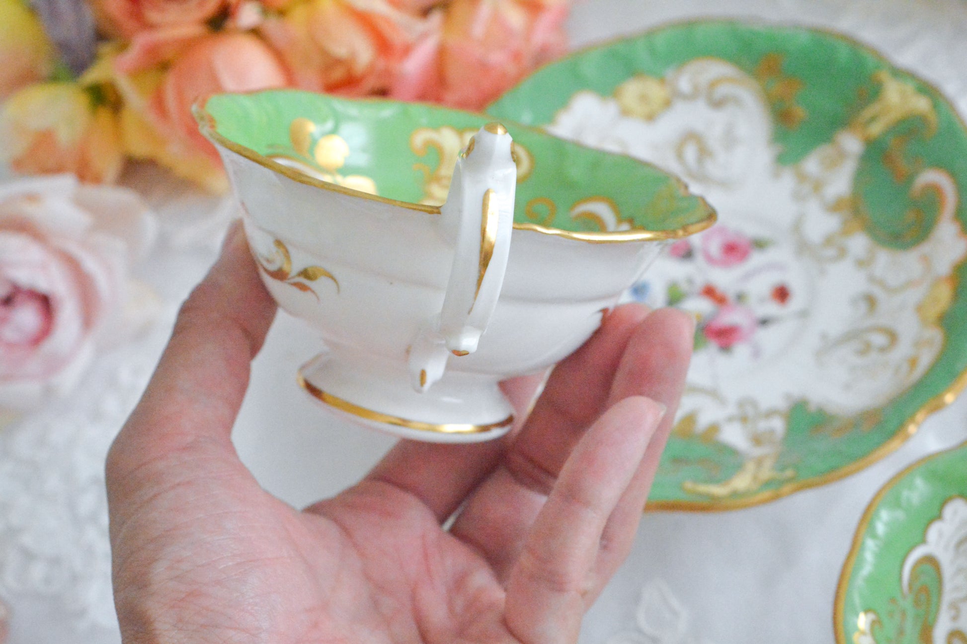 ダベンポートのロココリバイバルの優美なシェイプがとっても華やかで美しいトゥルートリオです。ダベンポート窯は1794年に創業し優れた磁器をたくさん製造していましたが、残念ながら1887年に廃業してしまいます。ハンドペイントの技術もとても優れていて美しい作品を残しています。トゥルートリオは、ティーカップ、コーヒーカップ、ソーサーのセットで、紅茶もコーヒーもどちらも楽しめるセットです。1800年代中頃まではトリオといえばこちらのtフルートリオが主流でした。ダベンポートらしい、美しい花々と優美なシェイプの心躍るカップです。