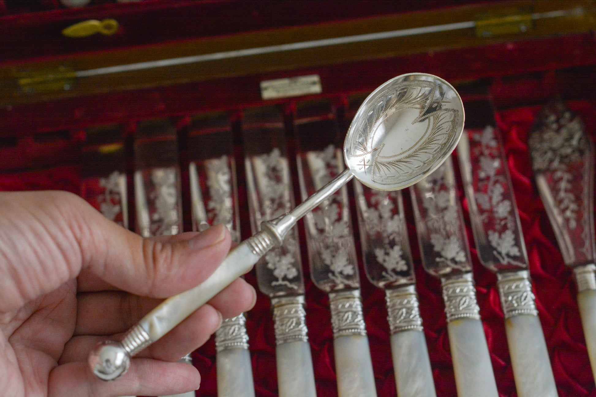 オークの木箱に入った白蝶貝ハンドルのカトラリーセット。元はフォーク&ナイフ12組のセットだったと思いますが今は8組のセットになっていて、同じシリーズではありませんが、サービングスプーンとサービングナイフがセットに加えられています。繊細な彫刻と白蝶貝の優しい輝きがとても美しいセットです。白蝶貝もたっぷりと使われていて贅沢なお品です。