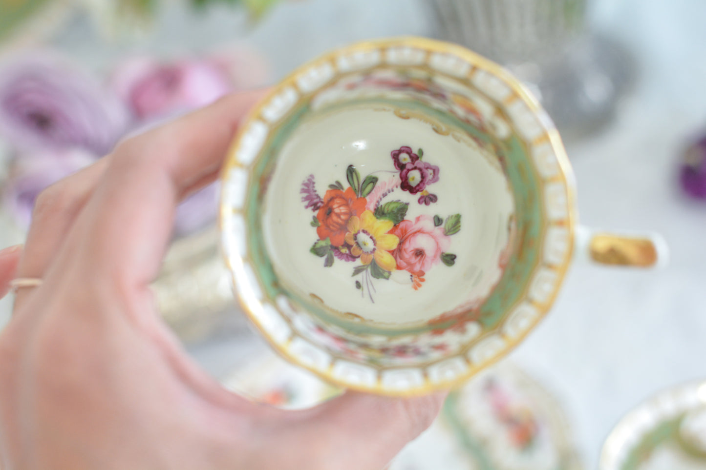 オールドイングリッシュハンドルが凛々しいトゥルートリオ。アップルグリーンの爽やかな色合いにハンドペイントで描かれた美しい花々が映えます。トゥルートリオは、ティーカップ、コーヒーカップ、ソーサーのセットでヴィクトリア時代の初期頃まではトリオといえばこちらが主流でした。今ではとても貴重になっています。紅茶もコーヒーも楽しめるのがいいですね。トゥルートリオとデザートプレートのセットです。