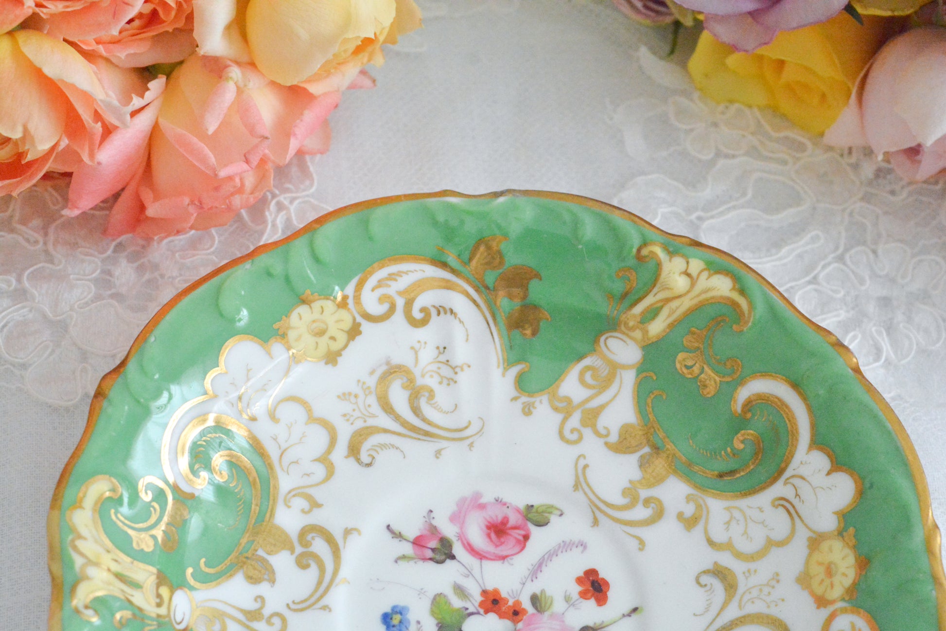 ダベンポートのロココリバイバルの優美なシェイプがとっても華やかで美しいトゥルートリオです。ダベンポート窯は1794年に創業し優れた磁器をたくさん製造していましたが、残念ながら1887年に廃業してしまいます。ハンドペイントの技術もとても優れていて美しい作品を残しています。トゥルートリオは、ティーカップ、コーヒーカップ、ソーサーのセットで、紅茶もコーヒーもどちらも楽しめるセットです。1800年代中頃まではトリオといえばこちらのtフルートリオが主流でした。ダベンポートらしい、美しい花々と優美なシェイプの心躍るカップです。