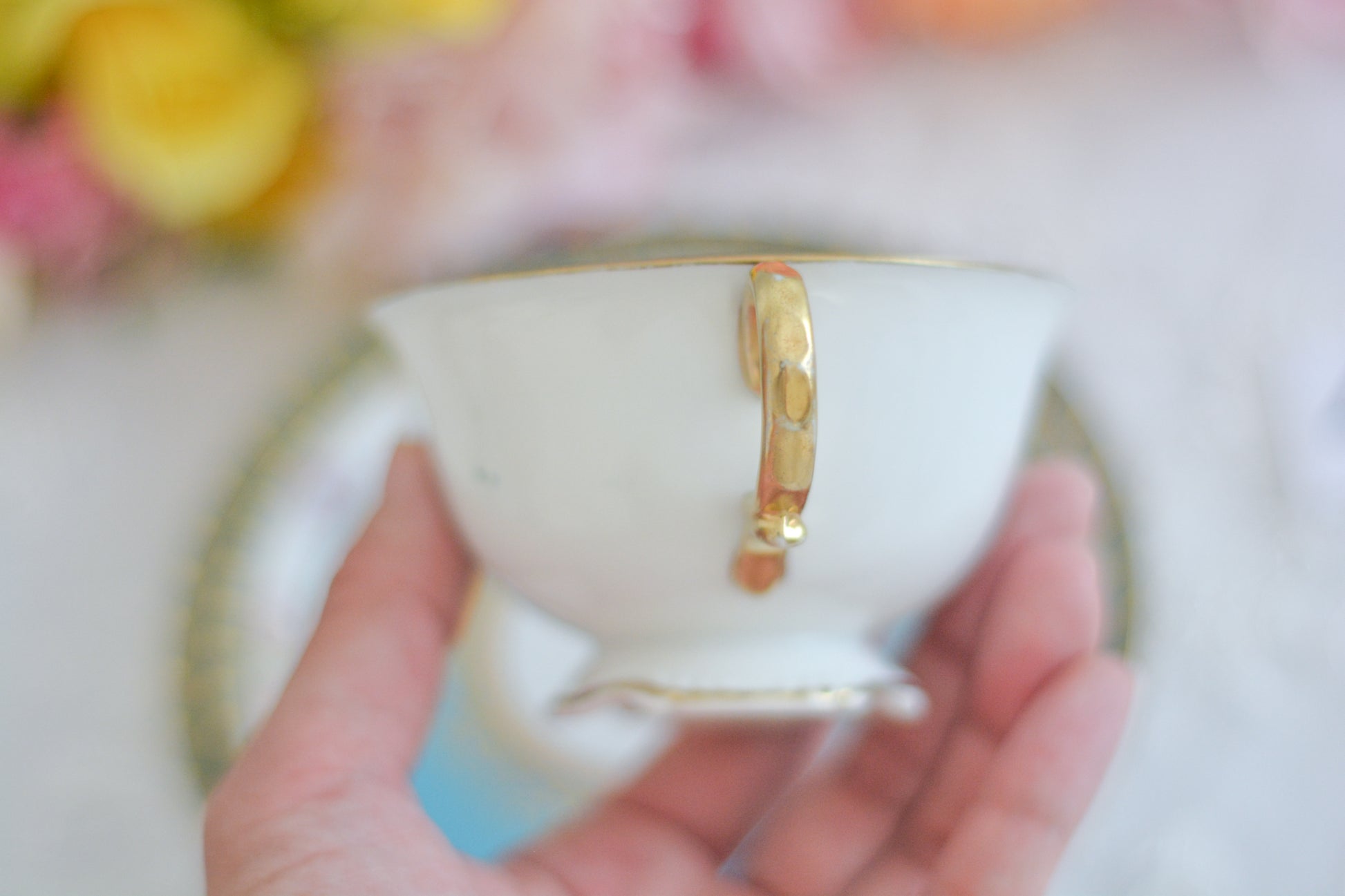 L&COという日本のメーカーのアンティーク里帰り品です。美しいターコイズブルーに金盛りの金彩、ハンドペイントで描かれた可憐なバラが上品なお品。1800年代後半頃からノリタケをはじめ日本からたくさんのメーカーが英国やアメリカに陶磁器を輸出していました。L&COは英国の老舗デパートリバティで販売されていたと言われています。キラキラしたティーセットがデパートに並べられている風景は、当時の人々の目と心を楽しませていたことでしょう。オールドニッポンの美しいティーカップでティータイムをお楽しみください。