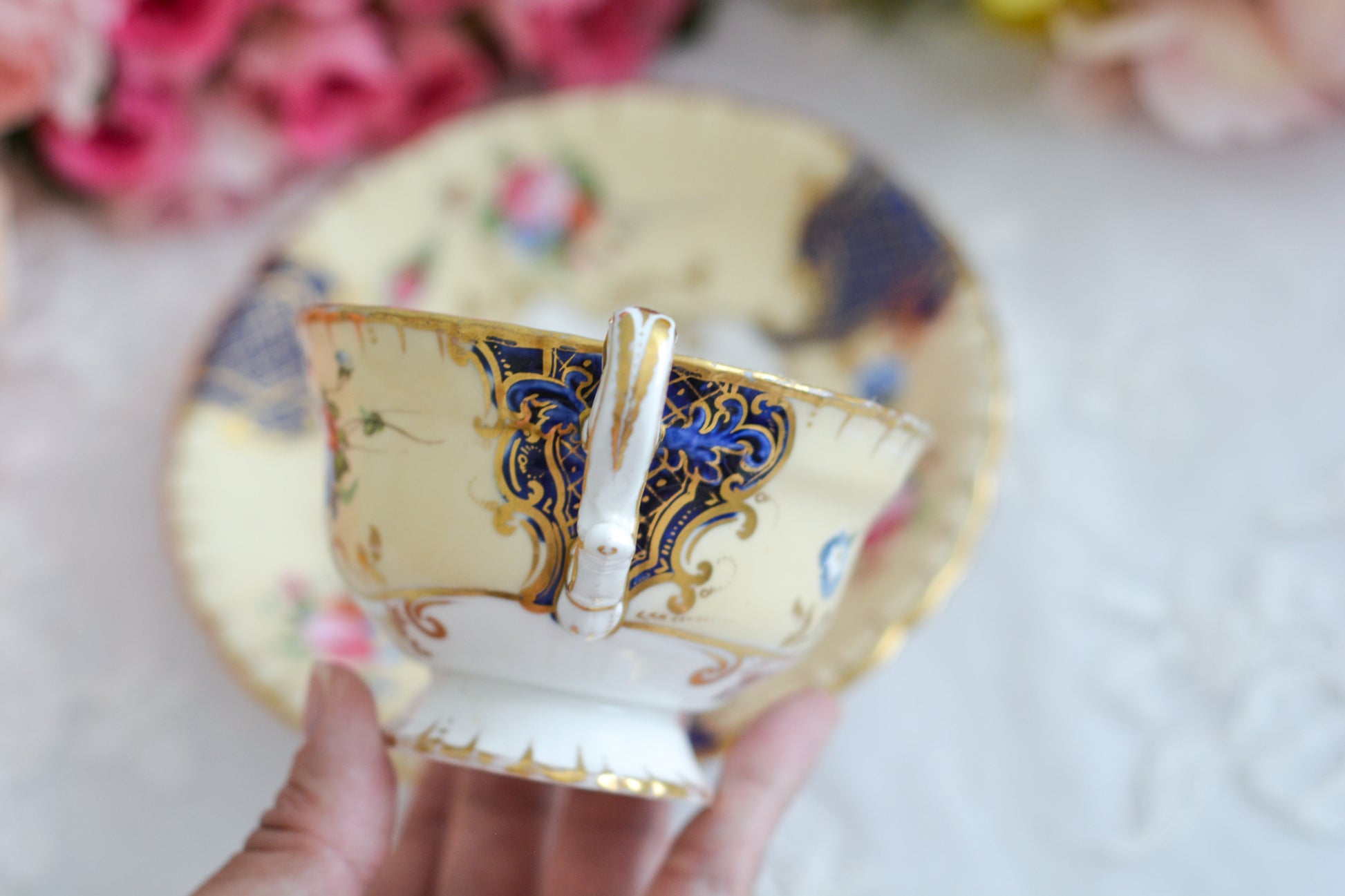 コープランドギャレットの1833年〜1847年頃に作られた貴重なカップ&ソーサーです。コープランド&ギャレット社は14年ほどしか稼働していなかったのですが、この時に作られたカップは優美で、長い時を経た現代においても人々を魅了しています。こちらのカップも優美なシェイプ、ハンドペイントで描かれた花々は上品で美しく見惚れてしまうほど。長い年月を経てやってきてくれた美しいカップをぜひご覧ください。