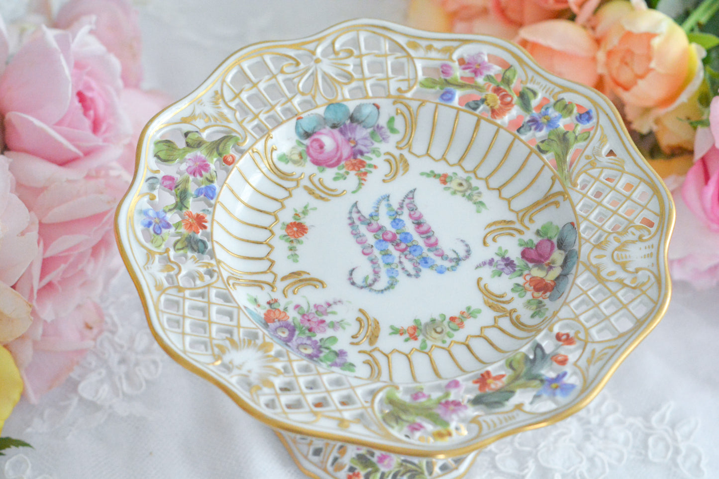 カール・ティーメ工房の花文字でマリーアントワネットの頭文字MとAが描かれた美しいコンポートです。透かし模様のお花や金彩もハンドペイントで丁寧に描かれています。豪華な雰囲気がマリーアントワネットの世界観にぴったりなお品です。ちょっと小ぶりなコンポートで、小さな焼き菓子やチョコレートなどを盛り付けても素敵ですね。マリーアントワネットのプレートも貴重ですが、コンポートはさらに見つけるのが困難なお品です。