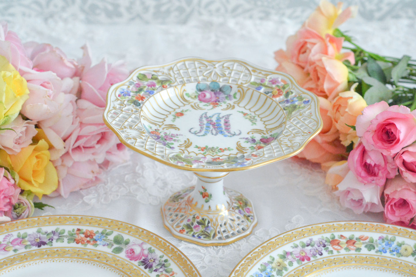 カール・ティーメ工房の花文字でマリーアントワネットの頭文字MとAが描かれた美しいコンポートです。透かし模様のお花や金彩もハンドペイントで丁寧に描かれています。豪華な雰囲気がマリーアントワネットの世界観にぴったりなお品です。ちょっと小ぶりなコンポートで、小さな焼き菓子やチョコレートなどを盛り付けても素敵ですね。マリーアントワネットのプレートも貴重ですが、コンポートはさらに見つけるのが困難なお品です。