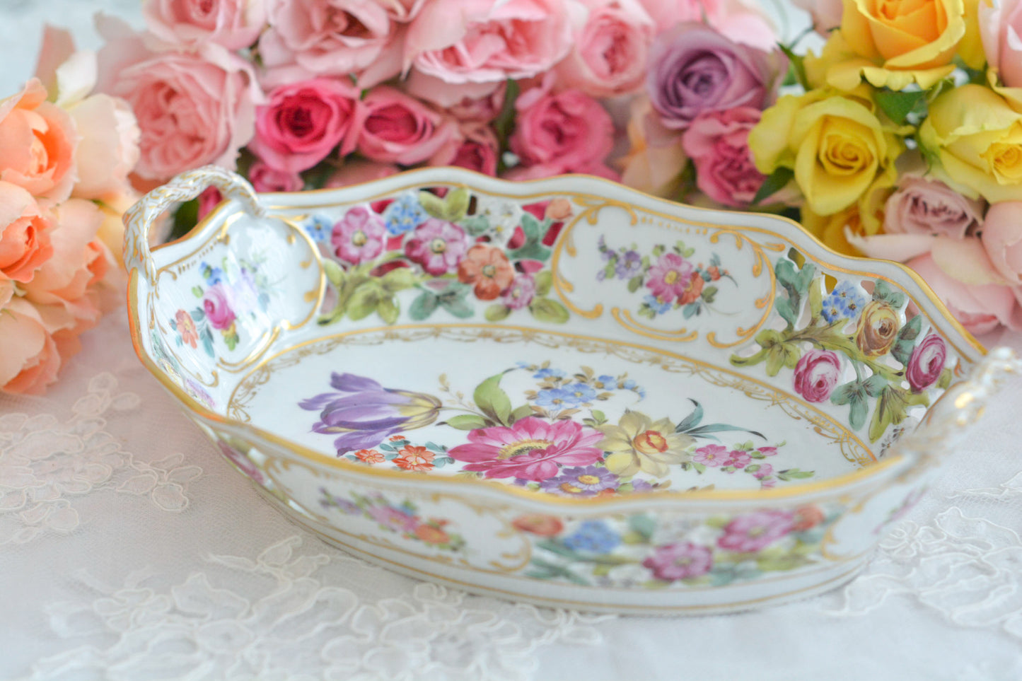 ドイツドレスデン、カール・ティーメ工房のバスケット。透かし模様にハンドペイントで花々が絵付けされていて大変豪華なお品です。持ち手もロープハンドルで凝った作りなのがさすがカール・ティーメ。ドレスデンの磁器は通常、素磁は仕入れて絵付のみを行っていますが、カール・ティーメ工房だけは素磁も自社で製造しています。ハンドペイントの技術も素晴らしく、とにかく美しい。こちらのバスケットも上から見ても横から見ても華やかで美しいバスケットとなっております。