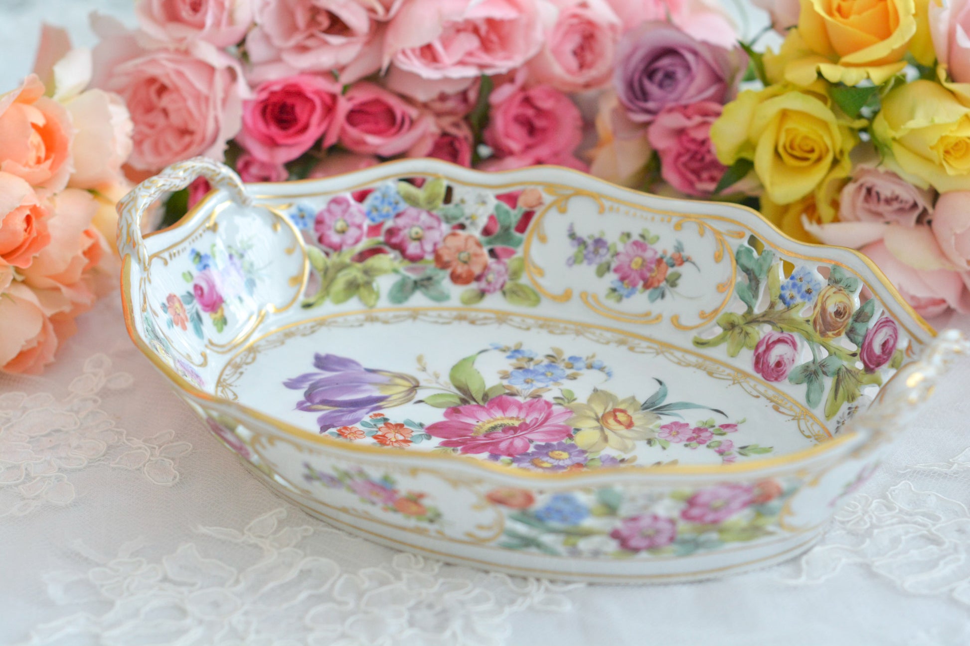 ドイツドレスデン、カール・ティーメ工房のバスケット。透かし模様にハンドペイントで花々が絵付けされていて大変豪華なお品です。持ち手もロープハンドルで凝った作りなのがさすがカール・ティーメ。ドレスデンの磁器は通常、素磁は仕入れて絵付のみを行っていますが、カール・ティーメ工房だけは素磁も自社で製造しています。ハンドペイントの技術も素晴らしく、とにかく美しい。こちらのバスケットも上から見ても横から見ても華やかで美しいバスケットとなっております。