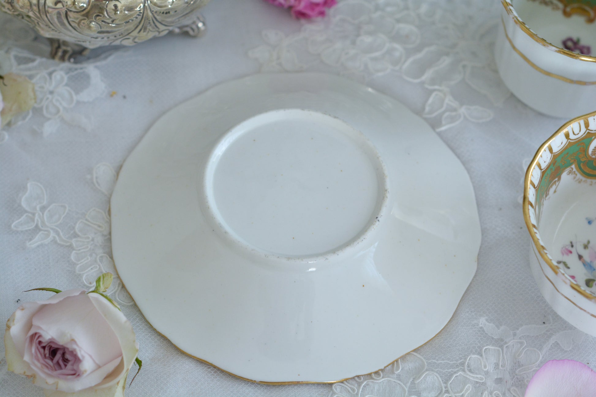 オールドイングリッシュハンドルが凛々しいトゥルートリオ。アップルグリーンの爽やかな色合いにハンドペイントで描かれた美しい花々が映えます。トゥルートリオは、ティーカップ、コーヒーカップ、ソーサーのセットでヴィクトリア時代の初期頃まではトリオといえばこちらが主流でした。今ではとても貴重になっています。紅茶もコーヒーも楽しめるのがいいですね。トゥルートリオとデザートプレートのセットです。