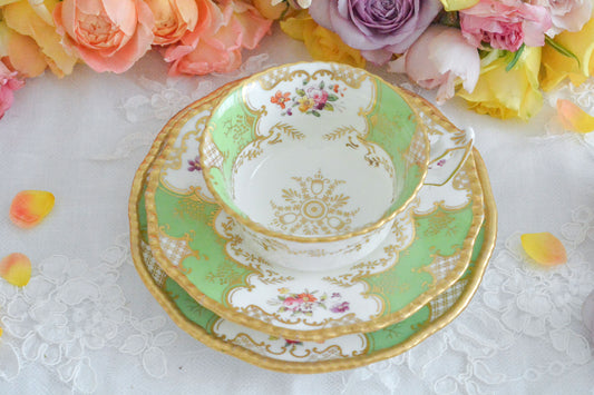 コールポートの代表作と言ってもいい、バットウィングシリーズ。こちらは爽やかなアップルグリーンが美しいティートリオです。老舗高級食器店T.GOODEのオーダー品で、中央の模様がゴールドになっています。(通常はブラウンカラー)明るい印象のグリーンカラーでテーブルがパッと華やかに明るくなります。こちらも探すのがどんどん困難になっています。