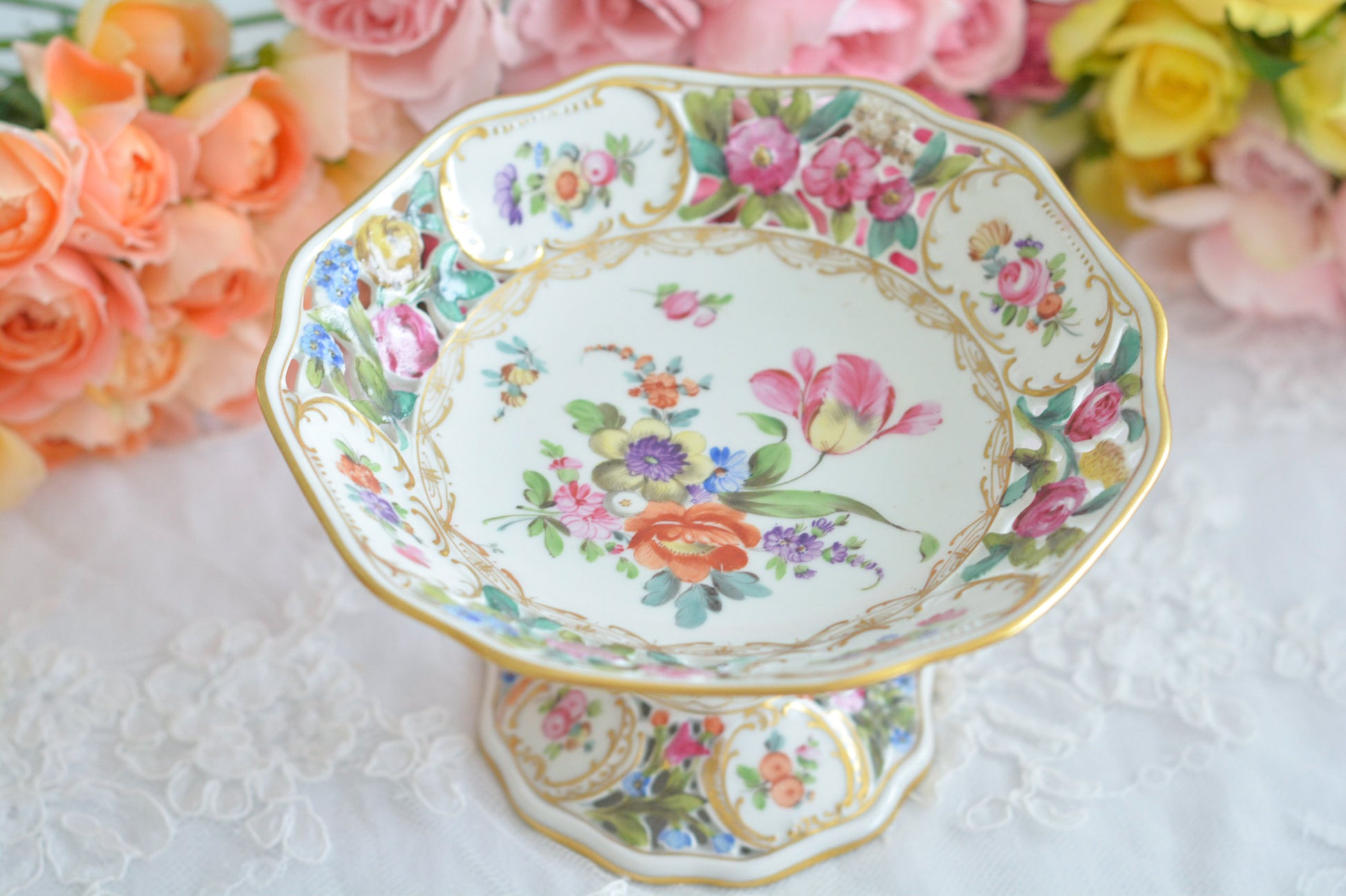 ドイツドレスデン、カール・ティーメ工房のハンドペイントで描かれた美しいコンポートです。ドレスデンの磁器は通常、素磁は仕入れて絵付のみを行っていますが、カール・ティーメ工房だけは素磁も自社で製造しています。ハンドペイントの技術も素晴らしく、とにかく美しい。こちらも花々が大変美しく描かれています。小ぶりなサイズですが、とても存在感のあるお品。テーブルが一気に華やぎます。