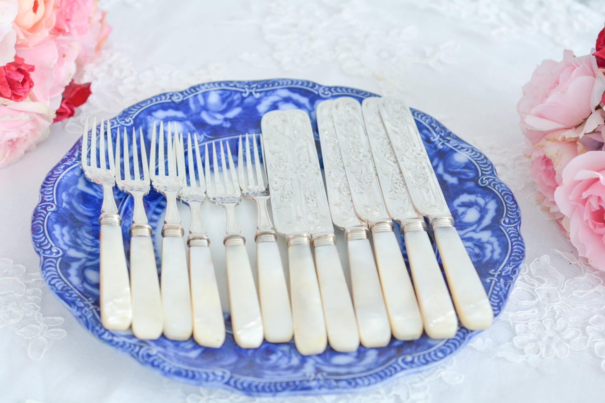 英国の人気メーカー、マッピン&ウェブの白蝶貝カトラリー。ティータイムにぴったりな丸刃のデザート(フルーツ)カトラリーです。豪華な彫刻が施されたカトラリーで、ハンドルも白蝶貝がたっぷり使われています。ハンドルは丸みがあるものが多いですが、こちらは角があるタイプでおしゃれです。白蝶貝の輝きもお楽しみいただけます。