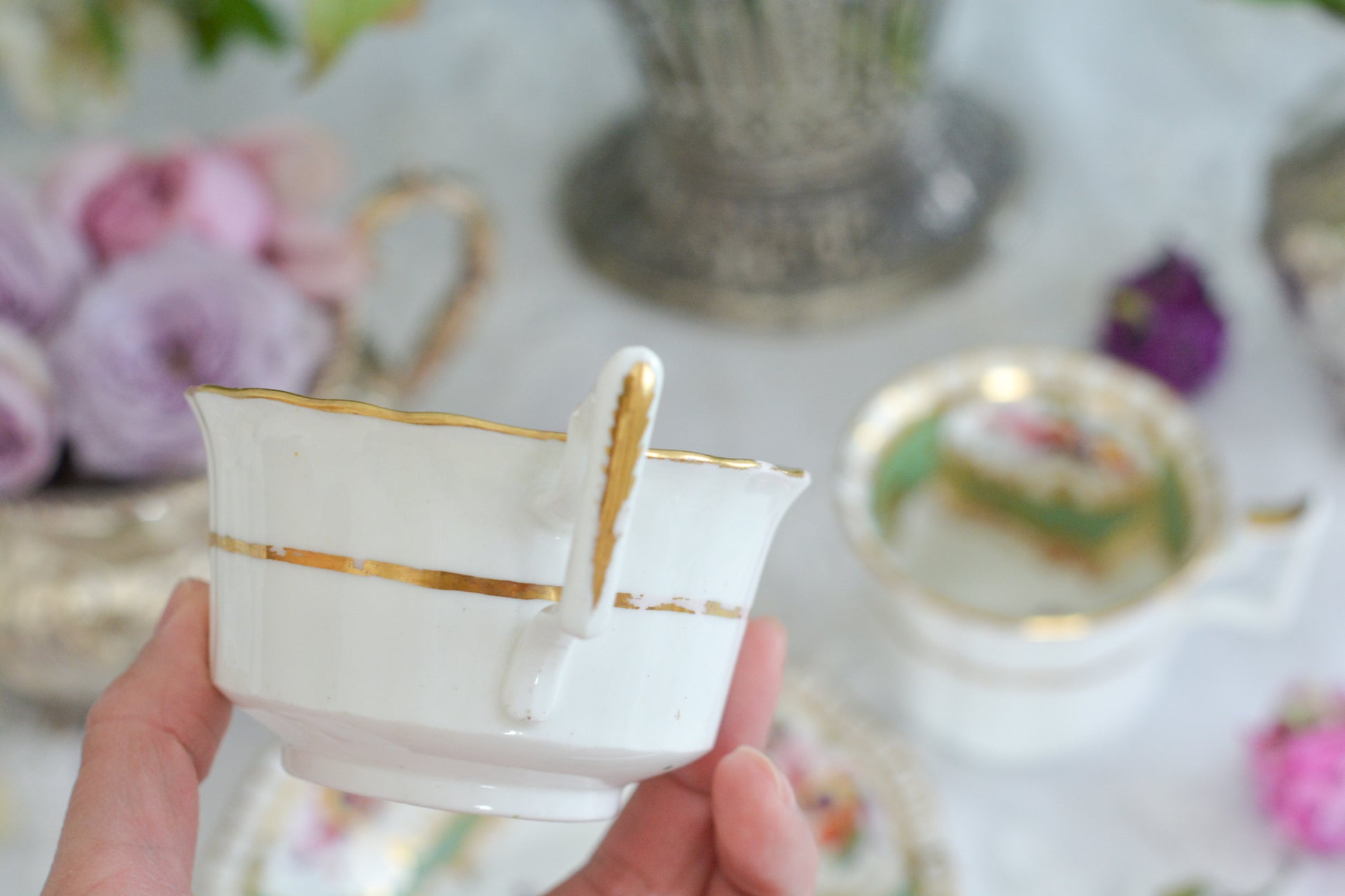 オールドイングリッシュハンドルが凛々しいトゥルートリオ。アップルグリーンの爽やかな色合いにハンドペイントで描かれた美しい花々が映えます。トゥルートリオは、ティーカップ、コーヒーカップ、ソーサーのセットでヴィクトリア時代の初期頃まではトリオといえばこちらが主流でした。今ではとても貴重になっています。紅茶もコーヒーも楽しめるのがいいですね。トゥルートリオとデザートプレートのセットです。