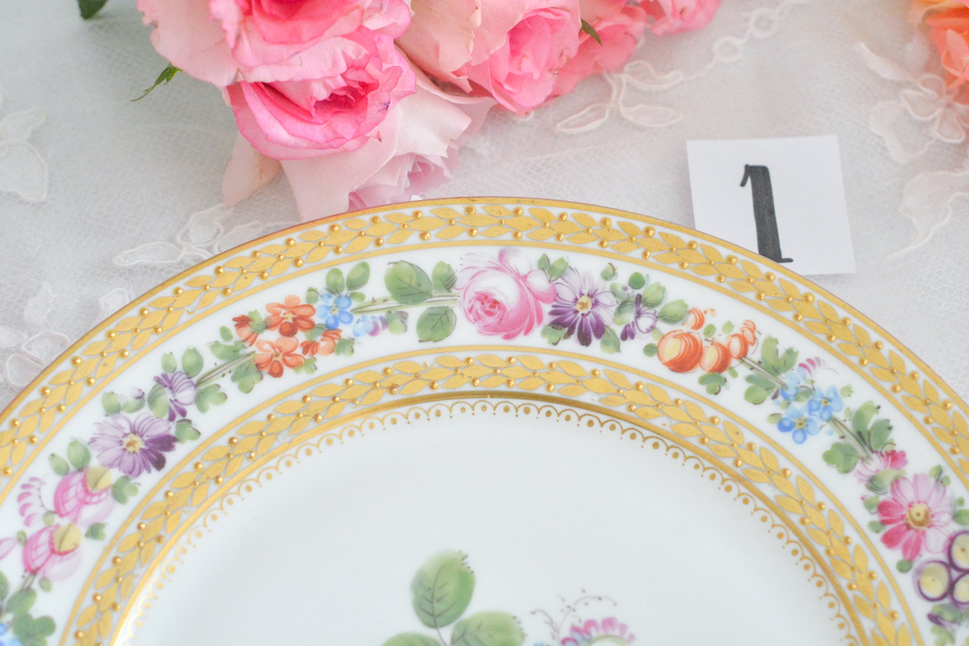 こちらのプレート達はドレスデンの工房で作られてはいますが、カール・ティーメ工房の作品ではありません。特に美しいので特集コーナーに入れさせていただきました。ハンドペイントで描かれた美しい花々に金彩の葉っぱの模様のような縁取りが豪華なお品。金盛りのドットがより花を添えています。キャビネットプレートとしても実際にお使いいただいても素敵なお品です。バックスタンプは1883年〜1893年頃に使われていた王冠マークで、いくつかの工房が集まって使用していました。バックスタンの上には金彩でお花が描かれています。