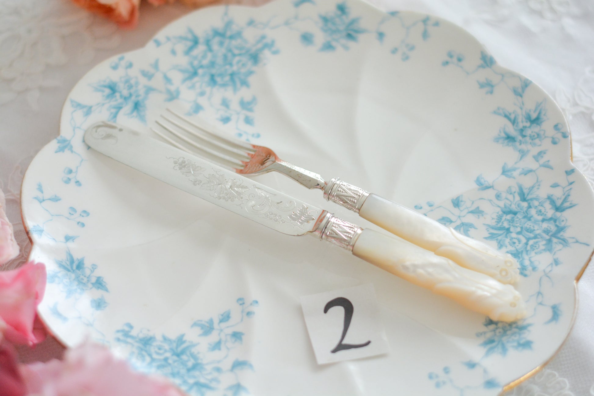 白蝶貝ハンドルと人気の丸刃のカトラリー。こちらは白蝶貝にも手彫りで模様が彫られています。シルバープレートのブレードに少しスレが見られます(状態を考慮した価格になっております)が、白蝶貝の優しい輝きと繊細な模様がとても美しいお品です。こちらは1組(フォークとナイフ2本セット)からご購入いただけます。①〜③からお選びください。